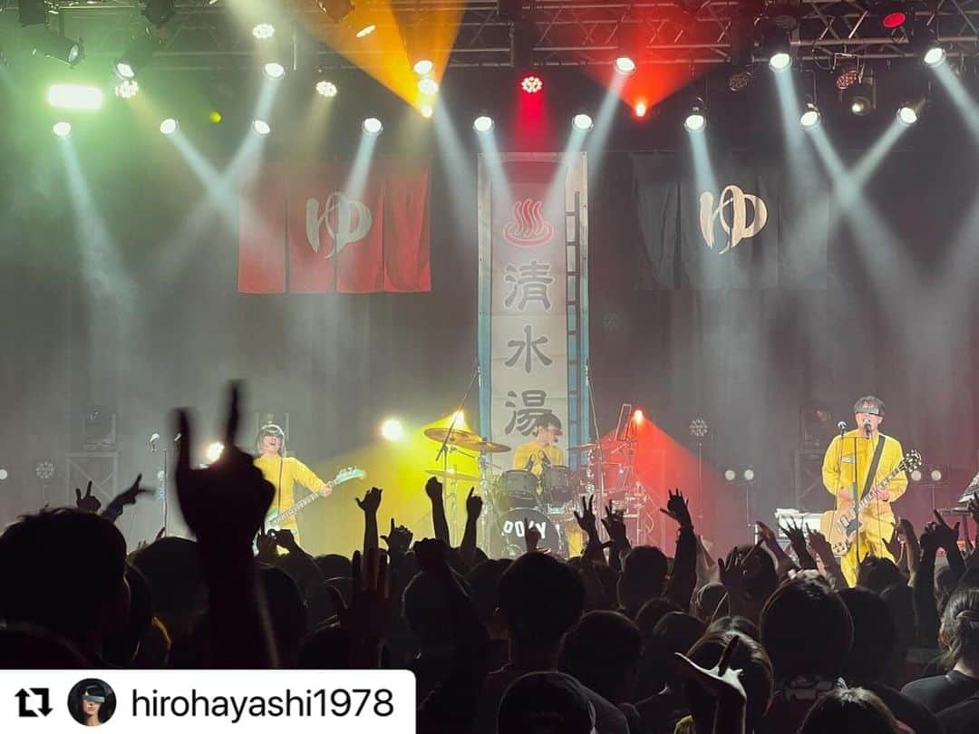 POLYSICSさんのインスタグラム写真 - (POLYSICSInstagram)「大阪ゴリラホールご来場頂きありがトイスでした！  清水音泉のみなさま、20周年おめでトイスです！  これからもよろしくお願いします！！！🙌  #Repost @hirohayashi1978 with @use.repost ・・・ GORILLA HALL OSAKA 「TAKE A BATH !!! 〜清水音泉開湯20周年〜」  初ゴリラホール！とても素敵な会場！  ライブはとても楽しく出来たよ！ とってもいい湯だった。  オメでたい頭でなにより、打首獄門同好会、バックドロップシンデレラ、どのバンドも面白かったなー！  アンコールは清水音泉らしく出演者全員で「いい湯だな」♨️  打ち上げでは珍しくギタリストが集まって機材トーク。 これも盛り上がった🔥  昔からお世話になっている清水音泉20周年をこういう形でお祝い出来てとても嬉しいよ！！！  これからもお世話になります！よろしくー！！！ まずは大晦日だね👍  改めて清水音泉20周年おめでTOISU！！！㊗️♨️  #オメでたい頭でなにより #バックドロップシンデレラ #打首獄門同好会 #polysics #清水音泉 #ゴリラホール大阪」11月27日 14時28分 - polysics_official