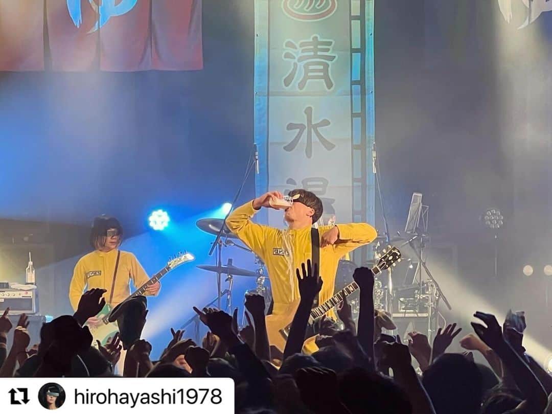 POLYSICSさんのインスタグラム写真 - (POLYSICSInstagram)「大阪ゴリラホールご来場頂きありがトイスでした！  清水音泉のみなさま、20周年おめでトイスです！  これからもよろしくお願いします！！！🙌  #Repost @hirohayashi1978 with @use.repost ・・・ GORILLA HALL OSAKA 「TAKE A BATH !!! 〜清水音泉開湯20周年〜」  初ゴリラホール！とても素敵な会場！  ライブはとても楽しく出来たよ！ とってもいい湯だった。  オメでたい頭でなにより、打首獄門同好会、バックドロップシンデレラ、どのバンドも面白かったなー！  アンコールは清水音泉らしく出演者全員で「いい湯だな」♨️  打ち上げでは珍しくギタリストが集まって機材トーク。 これも盛り上がった🔥  昔からお世話になっている清水音泉20周年をこういう形でお祝い出来てとても嬉しいよ！！！  これからもお世話になります！よろしくー！！！ まずは大晦日だね👍  改めて清水音泉20周年おめでTOISU！！！㊗️♨️  #オメでたい頭でなにより #バックドロップシンデレラ #打首獄門同好会 #polysics #清水音泉 #ゴリラホール大阪」11月27日 14時28分 - polysics_official