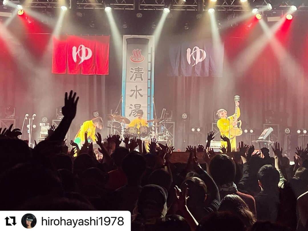 POLYSICSさんのインスタグラム写真 - (POLYSICSInstagram)「大阪ゴリラホールご来場頂きありがトイスでした！  清水音泉のみなさま、20周年おめでトイスです！  これからもよろしくお願いします！！！🙌  #Repost @hirohayashi1978 with @use.repost ・・・ GORILLA HALL OSAKA 「TAKE A BATH !!! 〜清水音泉開湯20周年〜」  初ゴリラホール！とても素敵な会場！  ライブはとても楽しく出来たよ！ とってもいい湯だった。  オメでたい頭でなにより、打首獄門同好会、バックドロップシンデレラ、どのバンドも面白かったなー！  アンコールは清水音泉らしく出演者全員で「いい湯だな」♨️  打ち上げでは珍しくギタリストが集まって機材トーク。 これも盛り上がった🔥  昔からお世話になっている清水音泉20周年をこういう形でお祝い出来てとても嬉しいよ！！！  これからもお世話になります！よろしくー！！！ まずは大晦日だね👍  改めて清水音泉20周年おめでTOISU！！！㊗️♨️  #オメでたい頭でなにより #バックドロップシンデレラ #打首獄門同好会 #polysics #清水音泉 #ゴリラホール大阪」11月27日 14時28分 - polysics_official