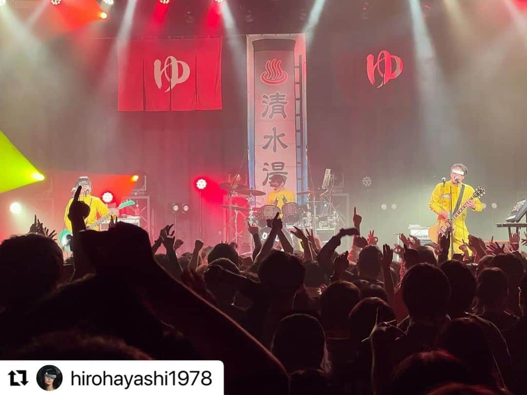 POLYSICSさんのインスタグラム写真 - (POLYSICSInstagram)「大阪ゴリラホールご来場頂きありがトイスでした！  清水音泉のみなさま、20周年おめでトイスです！  これからもよろしくお願いします！！！🙌  #Repost @hirohayashi1978 with @use.repost ・・・ GORILLA HALL OSAKA 「TAKE A BATH !!! 〜清水音泉開湯20周年〜」  初ゴリラホール！とても素敵な会場！  ライブはとても楽しく出来たよ！ とってもいい湯だった。  オメでたい頭でなにより、打首獄門同好会、バックドロップシンデレラ、どのバンドも面白かったなー！  アンコールは清水音泉らしく出演者全員で「いい湯だな」♨️  打ち上げでは珍しくギタリストが集まって機材トーク。 これも盛り上がった🔥  昔からお世話になっている清水音泉20周年をこういう形でお祝い出来てとても嬉しいよ！！！  これからもお世話になります！よろしくー！！！ まずは大晦日だね👍  改めて清水音泉20周年おめでTOISU！！！㊗️♨️  #オメでたい頭でなにより #バックドロップシンデレラ #打首獄門同好会 #polysics #清水音泉 #ゴリラホール大阪」11月27日 14時28分 - polysics_official