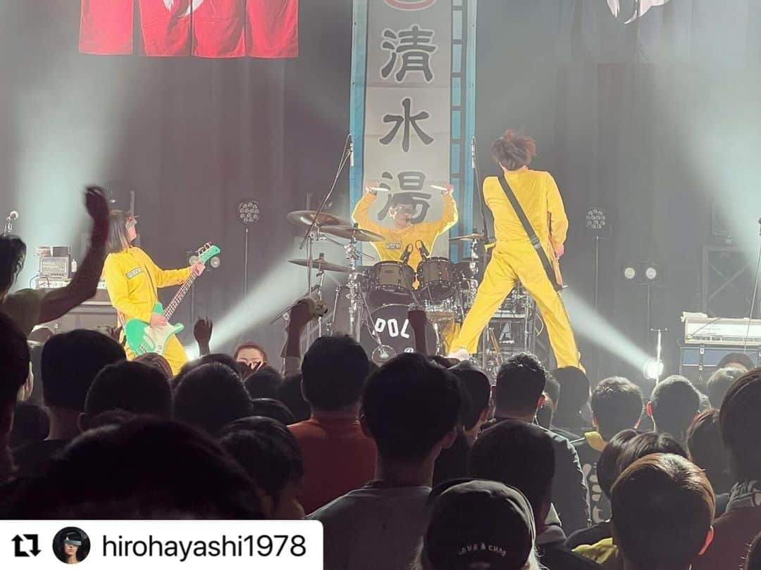 POLYSICSさんのインスタグラム写真 - (POLYSICSInstagram)「大阪ゴリラホールご来場頂きありがトイスでした！  清水音泉のみなさま、20周年おめでトイスです！  これからもよろしくお願いします！！！🙌  #Repost @hirohayashi1978 with @use.repost ・・・ GORILLA HALL OSAKA 「TAKE A BATH !!! 〜清水音泉開湯20周年〜」  初ゴリラホール！とても素敵な会場！  ライブはとても楽しく出来たよ！ とってもいい湯だった。  オメでたい頭でなにより、打首獄門同好会、バックドロップシンデレラ、どのバンドも面白かったなー！  アンコールは清水音泉らしく出演者全員で「いい湯だな」♨️  打ち上げでは珍しくギタリストが集まって機材トーク。 これも盛り上がった🔥  昔からお世話になっている清水音泉20周年をこういう形でお祝い出来てとても嬉しいよ！！！  これからもお世話になります！よろしくー！！！ まずは大晦日だね👍  改めて清水音泉20周年おめでTOISU！！！㊗️♨️  #オメでたい頭でなにより #バックドロップシンデレラ #打首獄門同好会 #polysics #清水音泉 #ゴリラホール大阪」11月27日 14時28分 - polysics_official
