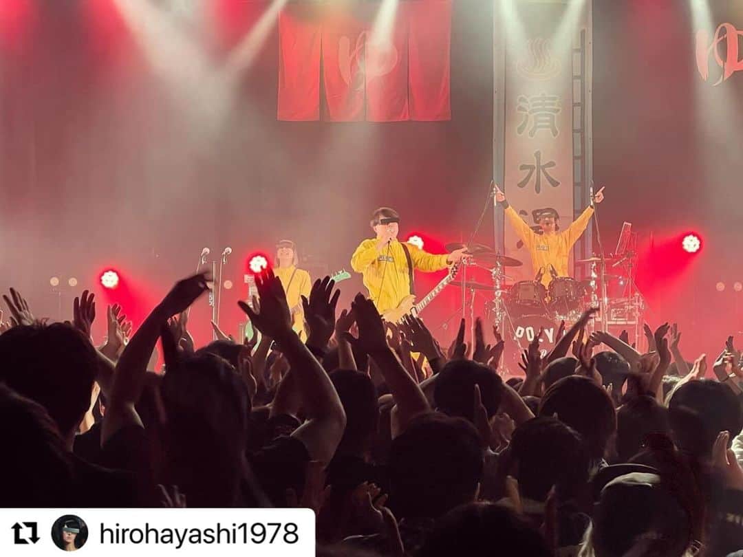 POLYSICSさんのインスタグラム写真 - (POLYSICSInstagram)「大阪ゴリラホールご来場頂きありがトイスでした！  清水音泉のみなさま、20周年おめでトイスです！  これからもよろしくお願いします！！！🙌  #Repost @hirohayashi1978 with @use.repost ・・・ GORILLA HALL OSAKA 「TAKE A BATH !!! 〜清水音泉開湯20周年〜」  初ゴリラホール！とても素敵な会場！  ライブはとても楽しく出来たよ！ とってもいい湯だった。  オメでたい頭でなにより、打首獄門同好会、バックドロップシンデレラ、どのバンドも面白かったなー！  アンコールは清水音泉らしく出演者全員で「いい湯だな」♨️  打ち上げでは珍しくギタリストが集まって機材トーク。 これも盛り上がった🔥  昔からお世話になっている清水音泉20周年をこういう形でお祝い出来てとても嬉しいよ！！！  これからもお世話になります！よろしくー！！！ まずは大晦日だね👍  改めて清水音泉20周年おめでTOISU！！！㊗️♨️  #オメでたい頭でなにより #バックドロップシンデレラ #打首獄門同好会 #polysics #清水音泉 #ゴリラホール大阪」11月27日 14時28分 - polysics_official