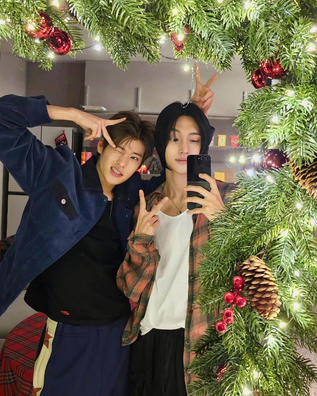 RIIZEのインスタグラム：「Christmas is coming🎅🎄  #RIIZE #라이즈  #WONBIN #원빈  #SOHEE #소희  #RISEandREALIZE」