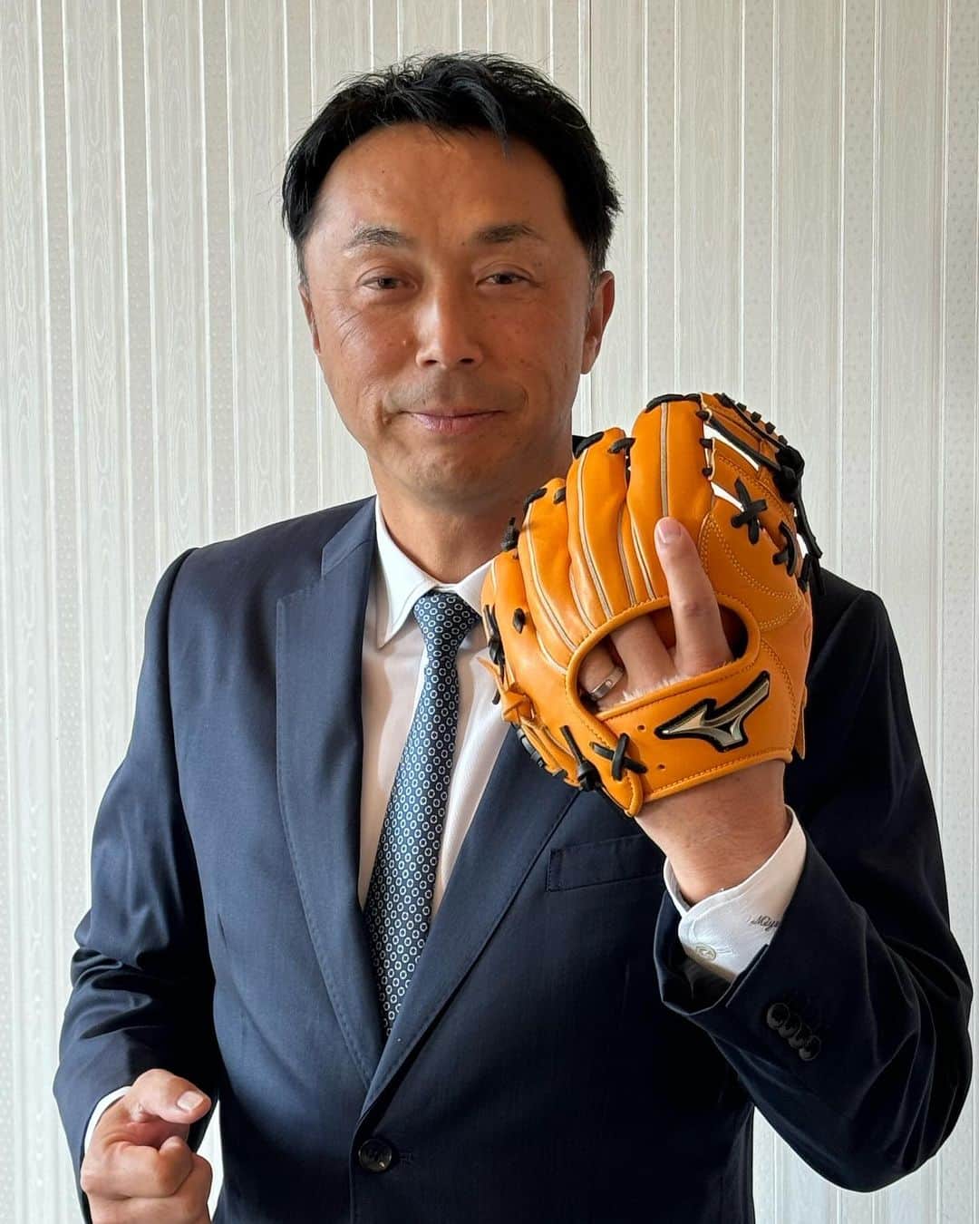宮本慎也さんのインスタグラム写真 - (宮本慎也Instagram)「ミズノさんとの共同開発で練習用グラブが出来上がりました。 その名も『ＭＭメソッド』特筆すべきは捕球面。Ｍマークを目印にしっかり練習できます。」11月27日 14時35分 - shinya_miyamoto1105
