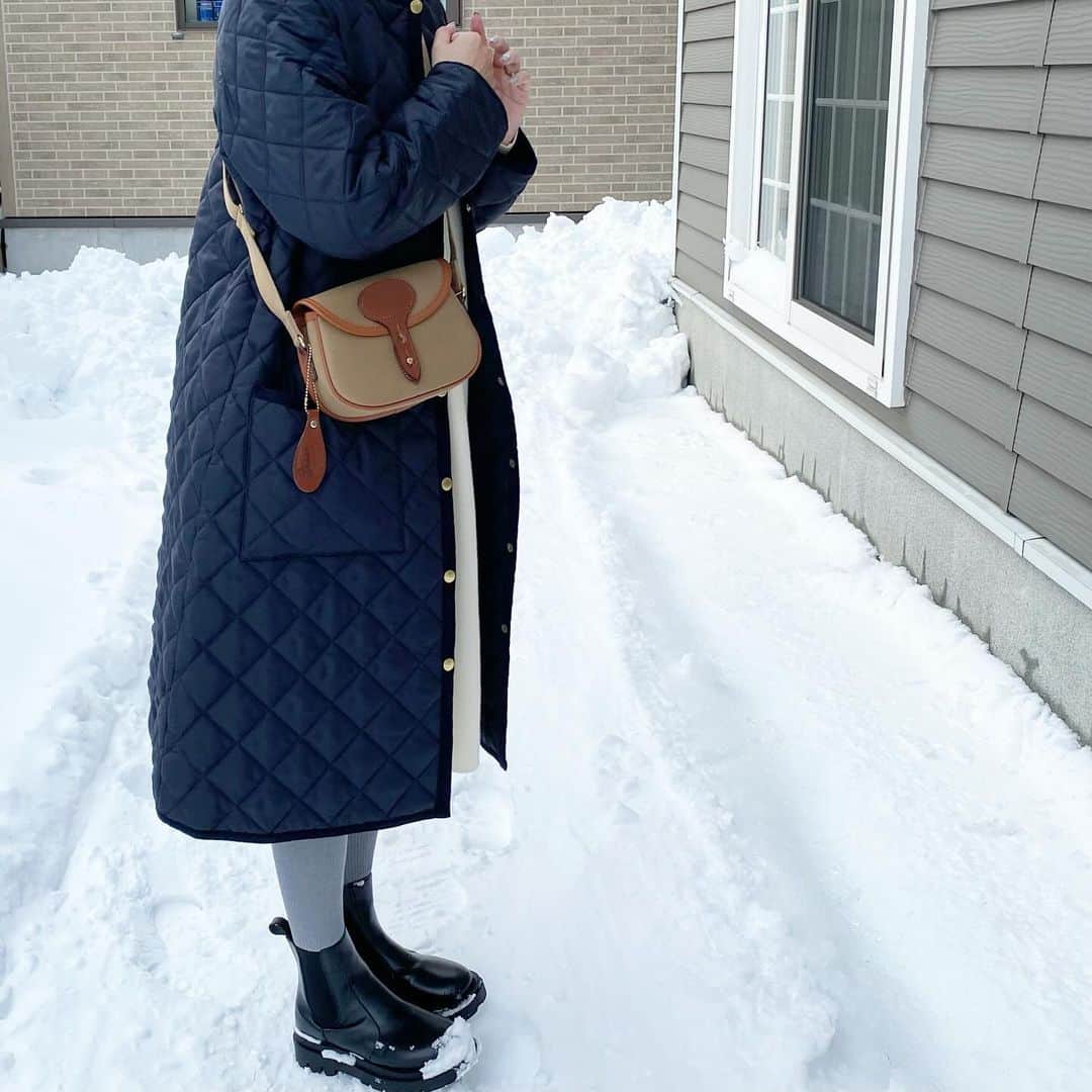 aya*のインスタグラム：「⛄️ ・ いきなりの雪景色❄︎ ・ お気に入りのコートに 新しい鞄を持って 息子とお出かけ☺︎ 楽しいに決まってる♡笑 ・ 息子は夫からチペワの靴を お下がりしてもらい喜んでました👦🏾 ・ ・ #coordinate #コーディネート #シンプルコーデ #アラフィフコーデ #アラフィフ #traditionalweatherwear #トラディショナルウェザーウェア #キルティングコート #ARKLEY #アークリー #brady #bradybag #ブレディ #ブレディ女子 #コルネミニ #uniqlo #ロカリ」