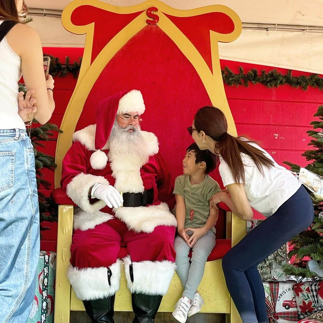 山城葉子さんのインスタグラム写真 - (山城葉子Instagram)「. met Santa‼︎  👦🏼「大きな車のオモチャをちょうだい！」 と大きな声で日本語でいうと、 🎅「ナニ？」 と日本語で答えるサンタさん。  届くかな👀👀🤍  可愛い牧場のお散歩で偶然会えたサンタさんに 大喜びの仁くんでした。 🧑‍🌾🎃🐐🍂」11月27日 14時37分 - yokoyamashiro