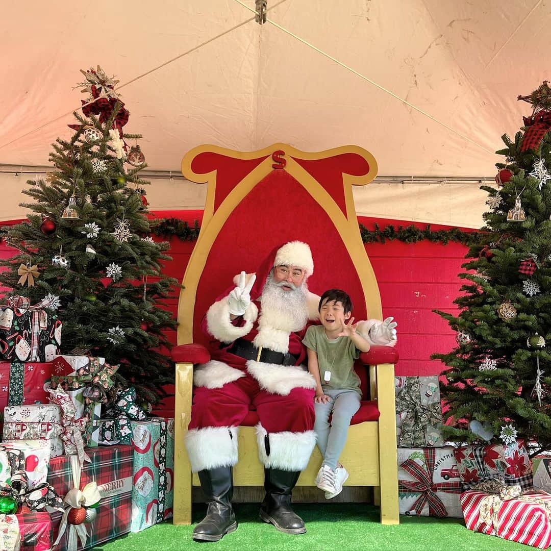 山城葉子のインスタグラム：「. met Santa‼︎  👦🏼「大きな車のオモチャをちょうだい！」 と大きな声で日本語でいうと、 🎅「ナニ？」 と日本語で答えるサンタさん。  届くかな👀👀🤍  可愛い牧場のお散歩で偶然会えたサンタさんに 大喜びの仁くんでした。 🧑‍🌾🎃🐐🍂」