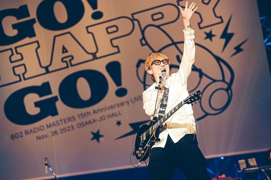 スガシカオさんのインスタグラム写真 - (スガシカオInstagram)「/802 RADIO MASTERS 15th Anniversary LIVE〜GO! HAPPY GO!〜＠大阪城ホール  とても楽しいイベントでした！ぼくは2曲（午後のパレードとProgress）をハマ・オカモトくん率いるスーパーハウスバンドで歌わせていただきました！いやー、バンドが最高だった😀ツアーT着て踊ってくれてる方もたくさんいて、めちゃアガった  久しぶりにスキマスイッチやハタ坊とゆっくり話せたし、相変わらずやりたい放題のレキシ池ちゃんに大笑いした 笑 キュウソもクソかっこよかったし、ソロアーティストもみなさん流石のパフォーマンスでした！  2023の関西遠征はこれで最後になります。今年は今まで以上に、ずいぶん関西に足を運びました。また来年もたくさん行きます、楽しくやりましょう！  ありがとうございました♪  photo by ヨシモリユウナ  #jj_musicislife #instamusician #instapop #instarock #IGersJP #instamusic #music #rock #guitar #japan #jpop #live #gig #band #邦ロック #instamusic #songwriting」11月27日 14時37分 - suga_shikao