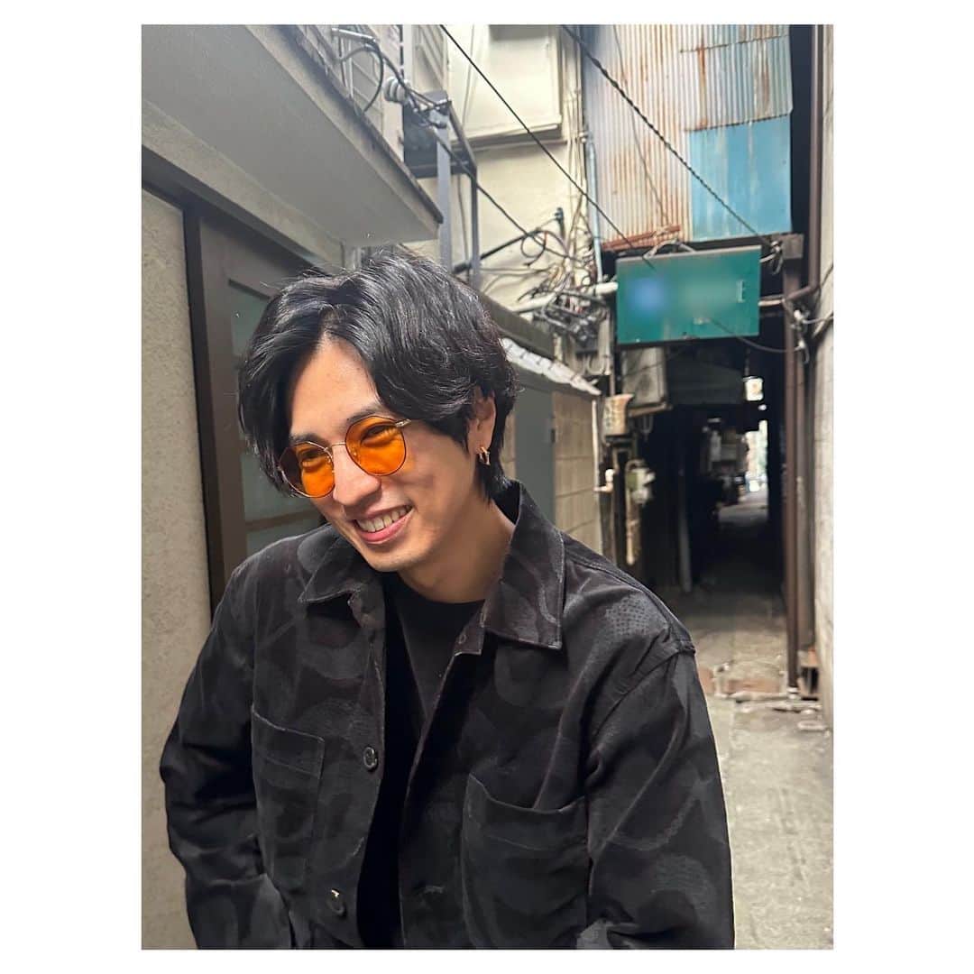 桐山漣のインスタグラム：「・ 🖤🧡🖤 さっきの写真はスレッズへ ときに笑ったりもします #ブラックコーデ  #大人セットアップ  @calee_official」