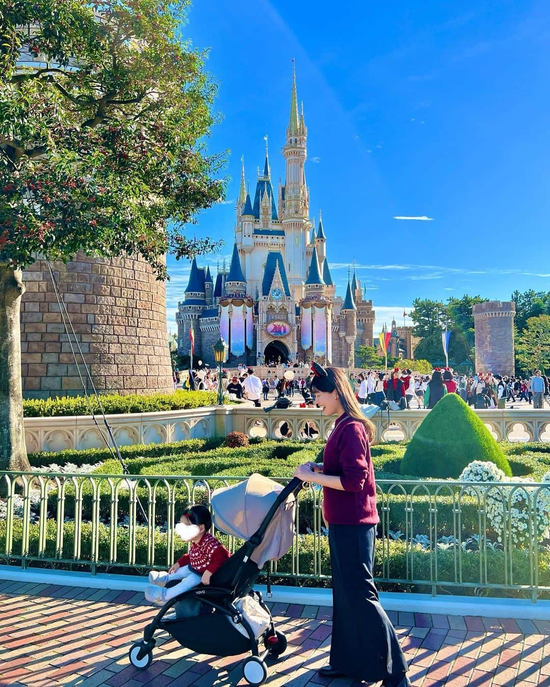 丸山裕理のインスタグラム：「. 🏰🎄♥️🤍  ディズニークリスマスに行ってきました。  とっても久しぶり & 産後はじめてのディズニー！  長女にとってはパークデビューだったので 楽しめるかなぁと、ドキドキ。  途中お昼寝はありましたが ジャンボリーミッキーではノリノリで身体を動かしたり パレードではお手振りしたりして、 小さな世界から見るディズニーを 楽しんでいたようでした。  個人的にはカメラキャストさんが 撮ってくれる【フォトグラファー撮影】が とっても良かった。  シンデレラ城前などで 声をかければ無料で撮ってもらえるサービスで、 ファーストビジットとお誕生日は 可愛いガーランドを持って撮れるので 忘れずに伝えるとgood。  念願だった夜景の玉ボケも撮れました🫧 (写真4,5枚目) いい記念になったなぁ。  詳しいレポはハイライトに載せました。 どなたかの参考になればです。  #ディズニークリスマス  #ディズニーデビュー #子連れディズニー  #子連れディズニーレポ #シンデレラ城  #フォトグラファー撮影 #フォトキャスト  #年子育児 #年子姉妹 #ディズニーコーデ  #ベビーカー  #ベビーカー選び #yoyo  #ベビーゼンヨーヨー #ベビーゼンヨーヨー2  #b型ベビーカー  #1歳8ヶ月」