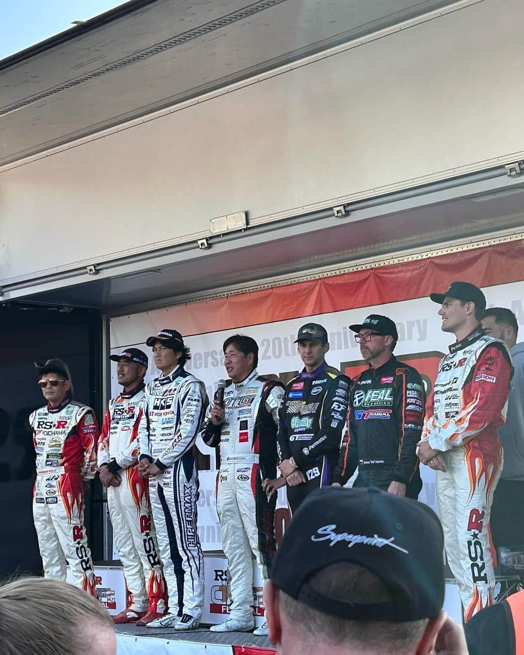 宝生真里奈さんのインスタグラム写真 - (宝生真里奈Instagram)「. ちょっと遅くなりましたが RS★R Drift festival ありがとうございました！！  とんでもなく豪華な人のドリフトが見れた素敵なイベント✨ 織戸学さん、今村陽一さん、谷口信輝さん、日比野哲也さん Fredric Aasboさん、Matt Fieldさん、Dylan Hughes さん Odi Bakchisさんの8名が走行😆✨✨✨豪華すぎる😆  トークショーの織戸節がたまらなく面白かったです😂 海外の選手にもインタビューしましたが、 みなさん日本人のレジェンドドライバーをみて育ったから とんでもなく光栄な機会と口を揃えて言っていました😊  そして表彰式前に優勝した「RSRいちばーん☝️」でお馴染み オズボー選手とお写真撮って頂きました！  私は４年間このお仕事してるけどコロナ禍で始まったので オズボー選手が来日されてたのはもう1年前の年で ずっとお会いしたかったです！ USの活躍をYouTubeで見てます！と伝えたら 日本に戻ってくる機会がまた出来て嬉しい✨と おっしゃってました！！😆  FDJの選手の皆さんも見に来ていたり、 USのからもたくさんの方が来てお話ししました！  出店企業さんもお馴染みの皆さんなので マルゼンのイケメン社長さんが「まりりーん！」って わざわざ声かけてくれました😆いつも優しい⭐️  沢山の方と一緒にこの楽しいイベントの時間を共有できて とっても幸せな1日でした！ 団体ドリフトめっっっちゃ見応えあったなぁ😆✨  お写真撮ってくれた方もお話ししてくれてありがとう🥰 来年のFDJも楽しみ😆︎︎🫶  #FDJ #drift #rsr  #rsrdf23 #ドリフト #レースクイーン #鈴鹿ツイン #rsrdriftfestival」11月27日 14時52分 - _marina0831_