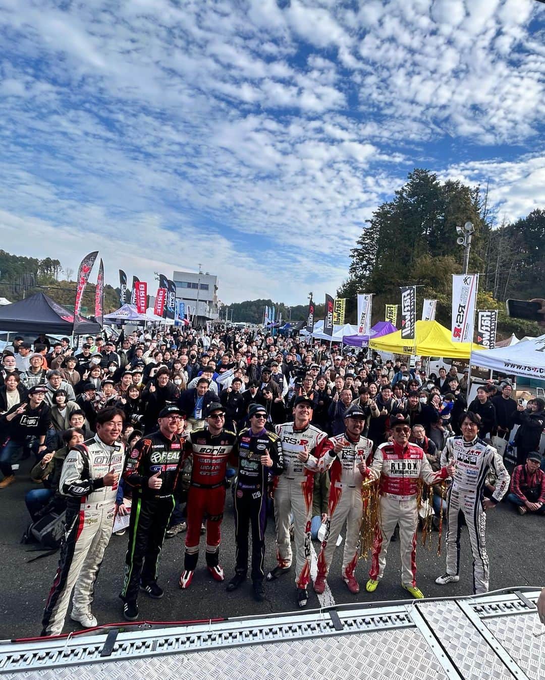 宝生真里奈さんのインスタグラム写真 - (宝生真里奈Instagram)「. ちょっと遅くなりましたが RS★R Drift festival ありがとうございました！！  とんでもなく豪華な人のドリフトが見れた素敵なイベント✨ 織戸学さん、今村陽一さん、谷口信輝さん、日比野哲也さん Fredric Aasboさん、Matt Fieldさん、Dylan Hughes さん Odi Bakchisさんの8名が走行😆✨✨✨豪華すぎる😆  トークショーの織戸節がたまらなく面白かったです😂 海外の選手にもインタビューしましたが、 みなさん日本人のレジェンドドライバーをみて育ったから とんでもなく光栄な機会と口を揃えて言っていました😊  そして表彰式前に優勝した「RSRいちばーん☝️」でお馴染み オズボー選手とお写真撮って頂きました！  私は４年間このお仕事してるけどコロナ禍で始まったので オズボー選手が来日されてたのはもう1年前の年で ずっとお会いしたかったです！ USの活躍をYouTubeで見てます！と伝えたら 日本に戻ってくる機会がまた出来て嬉しい✨と おっしゃってました！！😆  FDJの選手の皆さんも見に来ていたり、 USのからもたくさんの方が来てお話ししました！  出店企業さんもお馴染みの皆さんなので マルゼンのイケメン社長さんが「まりりーん！」って わざわざ声かけてくれました😆いつも優しい⭐️  沢山の方と一緒にこの楽しいイベントの時間を共有できて とっても幸せな1日でした！ 団体ドリフトめっっっちゃ見応えあったなぁ😆✨  お写真撮ってくれた方もお話ししてくれてありがとう🥰 来年のFDJも楽しみ😆︎︎🫶  #FDJ #drift #rsr  #rsrdf23 #ドリフト #レースクイーン #鈴鹿ツイン #rsrdriftfestival」11月27日 14時52分 - _marina0831_