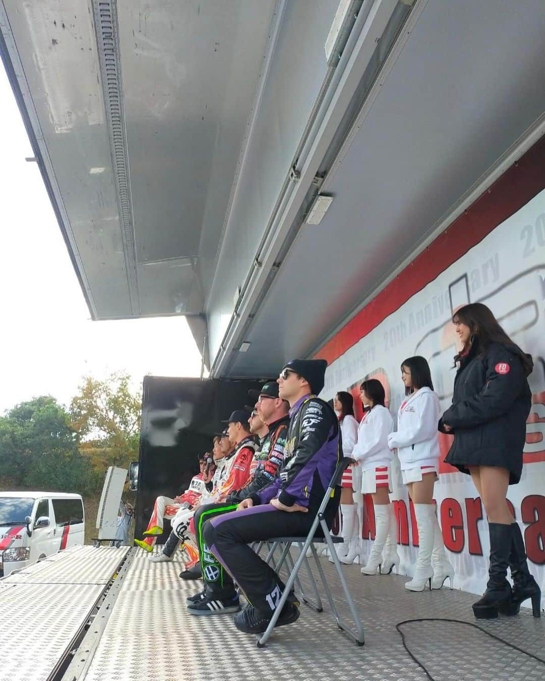宝生真里奈さんのインスタグラム写真 - (宝生真里奈Instagram)「. ちょっと遅くなりましたが RS★R Drift festival ありがとうございました！！  とんでもなく豪華な人のドリフトが見れた素敵なイベント✨ 織戸学さん、今村陽一さん、谷口信輝さん、日比野哲也さん Fredric Aasboさん、Matt Fieldさん、Dylan Hughes さん Odi Bakchisさんの8名が走行😆✨✨✨豪華すぎる😆  トークショーの織戸節がたまらなく面白かったです😂 海外の選手にもインタビューしましたが、 みなさん日本人のレジェンドドライバーをみて育ったから とんでもなく光栄な機会と口を揃えて言っていました😊  そして表彰式前に優勝した「RSRいちばーん☝️」でお馴染み オズボー選手とお写真撮って頂きました！  私は４年間このお仕事してるけどコロナ禍で始まったので オズボー選手が来日されてたのはもう1年前の年で ずっとお会いしたかったです！ USの活躍をYouTubeで見てます！と伝えたら 日本に戻ってくる機会がまた出来て嬉しい✨と おっしゃってました！！😆  FDJの選手の皆さんも見に来ていたり、 USのからもたくさんの方が来てお話ししました！  出店企業さんもお馴染みの皆さんなので マルゼンのイケメン社長さんが「まりりーん！」って わざわざ声かけてくれました😆いつも優しい⭐️  沢山の方と一緒にこの楽しいイベントの時間を共有できて とっても幸せな1日でした！ 団体ドリフトめっっっちゃ見応えあったなぁ😆✨  お写真撮ってくれた方もお話ししてくれてありがとう🥰 来年のFDJも楽しみ😆︎︎🫶  #FDJ #drift #rsr  #rsrdf23 #ドリフト #レースクイーン #鈴鹿ツイン #rsrdriftfestival」11月27日 14時52分 - _marina0831_