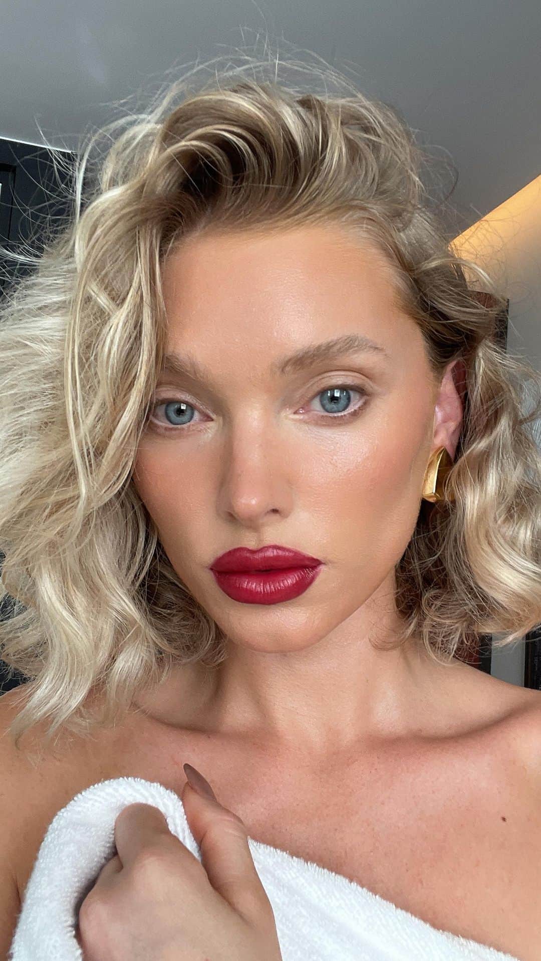 エルザ・ホスクのインスタグラム：「This 4 product makeup is the bomb💄 concealer, lipstick, contour and bronzed sunscreen! 💋」