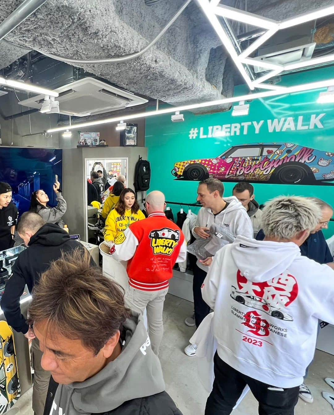 Wataru Katoさんのインスタグラム写真 - (Wataru KatoInstagram)「LIBERTY WALK OSAKA NEW OP JAPAN SHOP😆 ground op 4day thank you so much 😆 今日からLIBERTY WALK OSAKA通常通り営業してますのでよろしくお願いします🤲  @nissan @nissanusa  @libertywalk_osaka  @libertywalk_tokyo_harajuku  @rohanawheels  #libertywalk#lbworks #libertywalkosaka #libertywalktokyo #shop#new #jdm#jdmcars  #nissan #nissangtrr35  #toyotires  #rohanawheels  #minigt #osaka#大阪 #南堀江ディナー」11月27日 14時47分 - libertywalkkato