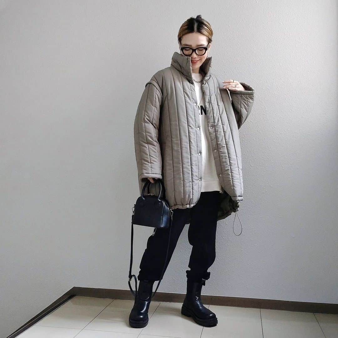 aakoakooのインスタグラム：「. . . 縦のキルトがポイントのコート✨ @vence_sharestyle . 袖は取り外せます！ この袖がつけてもつけなくてもどっちでも本当可愛くて 着けるか外すか毎回めっちゃ迷ってしまう . 11/14 12:00〜11/30 11:59の間 公式オンラインにてBLACKFRIDAYセール実施中 . 期間限定価格で このアウターも30%OFFの¥6,230+tax でお得ですー😊 . . . #パデッドコート#中綿コート#キルティングコート#キルティングアウター#ブーツコーデ#スウェット#カジュアルコーデ」