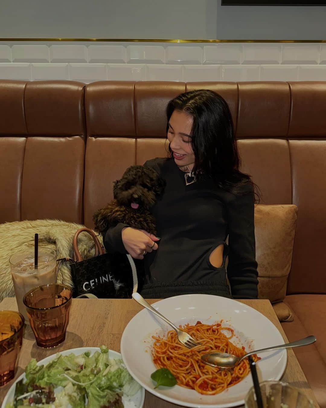 宮川由衣子さんのインスタグラム写真 - (宮川由衣子Instagram)「. 犬界に人間がお邪魔している世界🐕‍🦺❤️#何それ 犬界にお邪魔して美味しいパスタ🍝いただいてきた🍴 要するにわんこと一緒に行けるわんこだらけのカフェ💭 食欲も犬欲も満たされましたと💞 #3大欲求の1つに追加したい #犬欲  @nine9roppongi #cafe」11月27日 14時48分 - yuiko_miyagawa