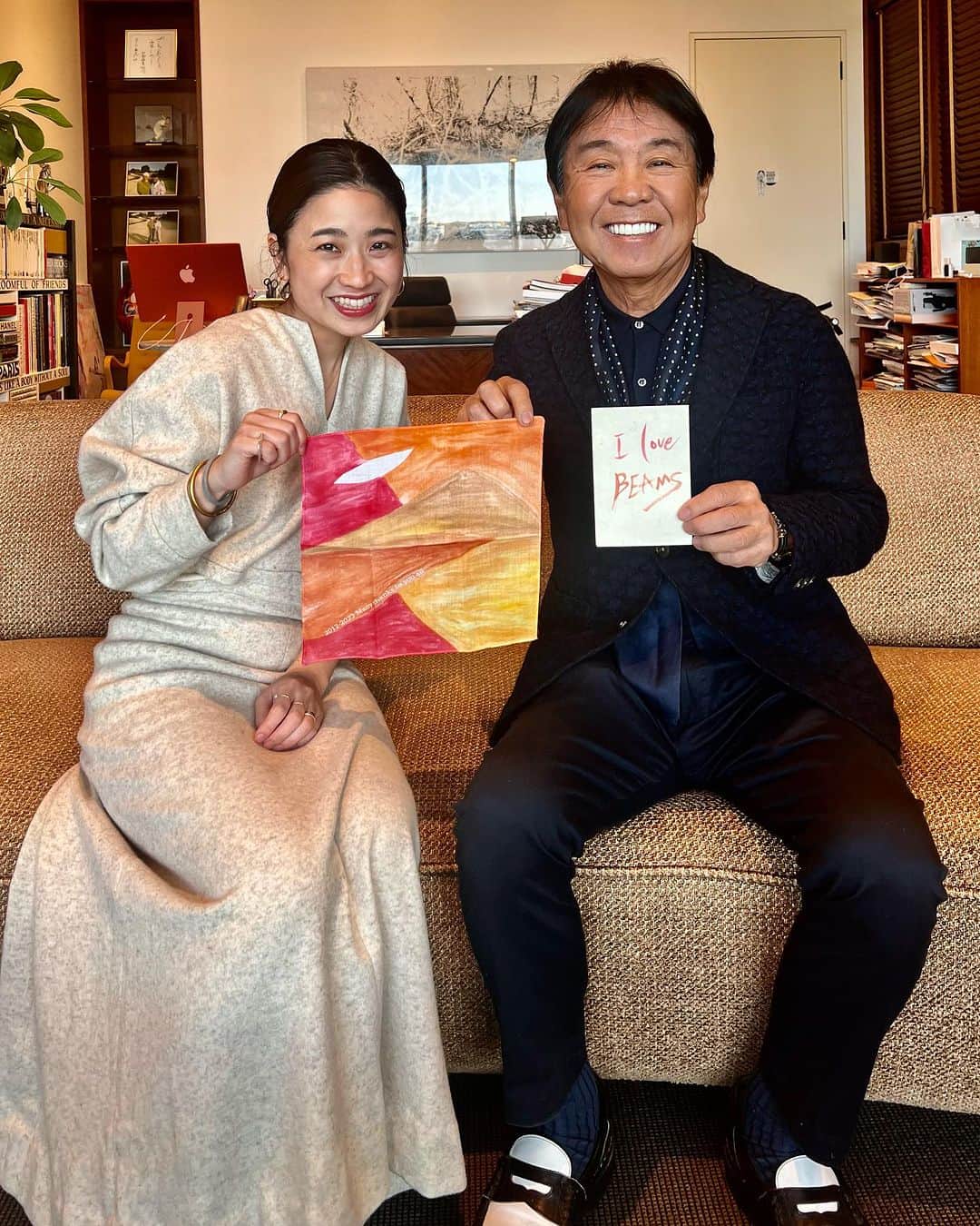 設楽洋のインスタグラム：「BEAMSJAPANのバイヤーをやってくれていた澤（馬場）知佳ちゃんが卒業の挨拶に来てくれました😊 これからは自らのアート活動に専念していくそうです。 以前、彼女の個展も観に行って素晴らしい才能です‼️ BEAMSでもコラボや応援をしていきます😃👍 長い間ありがとう！手紙も手作りハンカチもありがとう❣️ @bb_chisa @beams_japan」