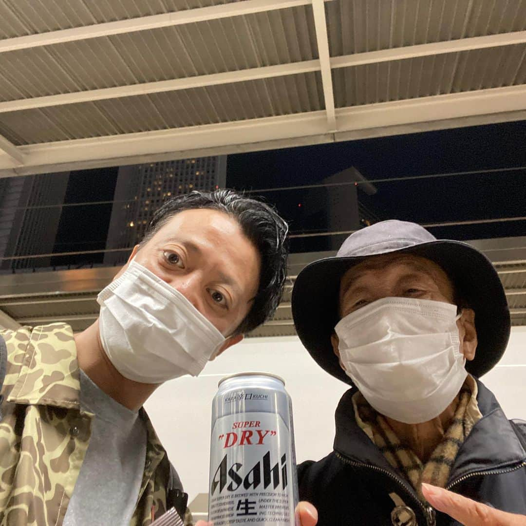 佐藤太一郎さんのインスタグラム写真 - (佐藤太一郎Instagram)「岐阜公演の帰り、新幹線でやなぎ師匠と乾杯。 寛平師匠ややなぎ師匠は、僕が生まれる前から舞台に立ち続けているレジェンド。 吉本新喜劇は来年で65周年。 僕も新喜劇を次の世代に繋いでいけるよう頑張ります。」11月27日 14時56分 - satotaichiro_shinkigeki