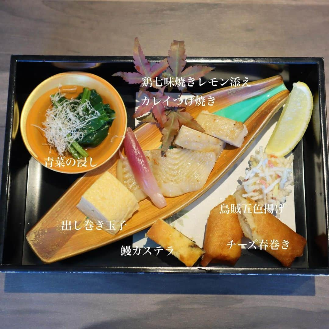 黒帯さんさんのインスタグラム写真 - (黒帯さんInstagram)「【新宿プリンスホテル♡和食と甘味をアフタヌーンティースタイルで「和風スイーツランチ ～秋日和～」 新宿プリンスホテルでは、2023年11月30日（木）まで、お食事と甘味をアフタヌーンティースタイルでお楽しみいただける新ランチメニュー「和風スイーツランチ ～秋日和～」をご提供中。  秋のよく晴れた爽やかな天気「秋日和」をテーマとした和風スイーツランチのお食事は、二段の長手箱でご用意。蓋を開けると可愛らしい見た目の「花手毬寿司」や鮪と烏賊で表現する「市松模様のお造り」をはじめとした数々の和食メニューが現れ、玉手箱を開けるような演出もお楽しみのひとつ。和食には欠かせない「赤だし」と共に、全11種のお食事をお召しあがりいただけます。  甘味は、檜の岡持ちでご提供。台座に並べられた3種の甘味だけでなく、引き出しを開けると更に4種の甘味が並べられており、フォトジェニックな見た目もお楽しみいただけます。秋に旬を迎える食材を使用した「マスカット大福」や「モンブラン最中」、イチョウの葉の形にかたどられた「芋羊羹」など、全７種の甘味をご堪能いただけます。 また、金木犀が香るブレンド茶をはじめとしたドリンクのフリーフローも付いており、和風アフタヌーンティー気分を味わえます。  ホテル最上階レストランから望むここでしか見ることのできない新宿東西の絶景を眺めながら、穏やかな「秋日和」をお過ごしいただける季節の和風スイーツランチです。  * 「和風スイーツランチ ～秋日和～」 概要 【期間】 ～ 11月30日（木） 【時間】 11:30A.M.～2:30P.M.（L.O.2:00P.M.） ※2時間制 【場所】 和風ダイニング＆バー FUGA（風雅）（25F） 【料金】 1名さま ￥6,000　※1組2名さまにて承ります。 【備考】 前日3：00P.M.までの予約制 / 1日5組10名さま限定」11月27日 14時56分 - shin_kuroobisan