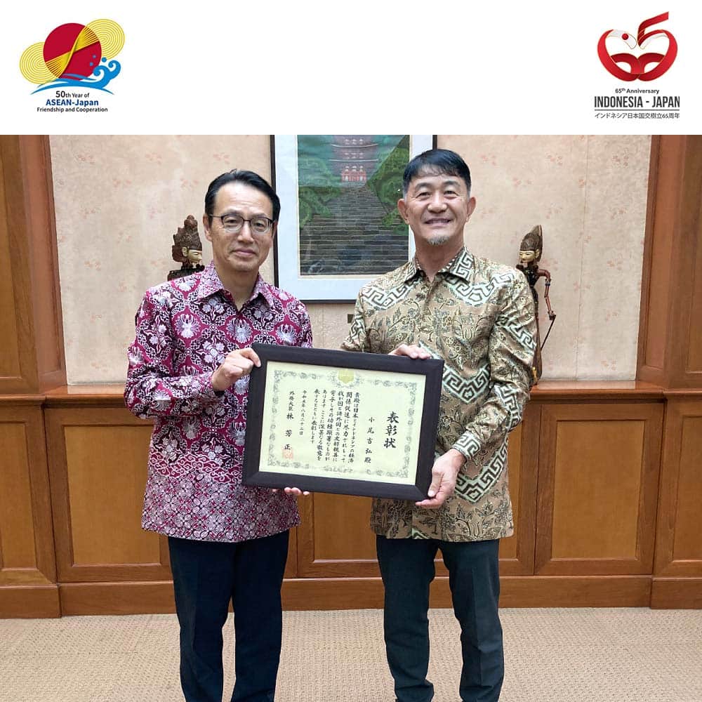 石井正文のインスタグラム：「Pada tanggal 24 November, kami mengadakan upacara penganugerahan Penghargaan Menteri Luar Negeri kepada Bapak Yoshihiro Kobi.✨ Bapak Kobi telah mendirikan sebuah SMK bersama rekan-rekannya dan telah memberikan kontribusi yang besar dalam pengembangan sumber daya manusia di Indonesia.🏫 Pada kesempatan ini saya menyampaikan selamat kepada Bapak Kobi atas penganugerahan Penghargaan Menteri Luar Negeri!🤗  １１月２４日、小尾吉弘さんに対し外務大臣表彰の授与式を執り行いました。✨ 小尾さんは、有志とともに職業専門高校を設立し、インドネシアにおける人材育成に大きく貢献しています。🏫 外務大臣表彰の受賞、誠におめでとうございます！ 🤗  #65indonesiajepang #65japanindonesia #50aseanjapan #jepang #dubesjepang #dubeskanasugi #MM2100 #SMK」