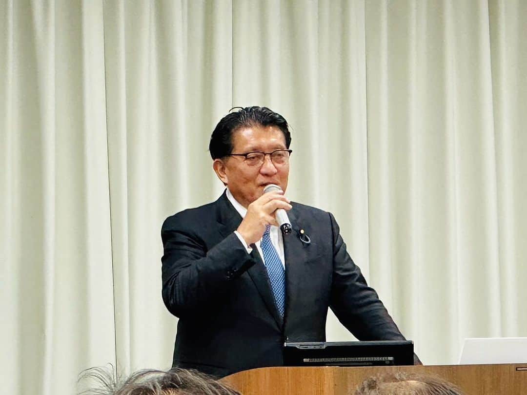 平井卓也のインスタグラム：「OGCシンポジウム2023「-自治体DX成功へのシナリオ-」で基調講演をさせていただきました。自治体のDXを成功させるためのポイントは5つ。①組織の理解と協力、②デジタル人材の育成・確保、③明確なビジョンと計画、④システムの標準化・共通化、⑤住民目線のサービス設計。それに加え、AIなどの新しいテクノロジーをアーキテクチャーを再設計しながら積極的に導入し、持続的に社会実装できるかどうかが、日本の未来を決定付けると確信しています。今後のOGCの活動に大いに期待します。 #平井卓也 #自治体DX」