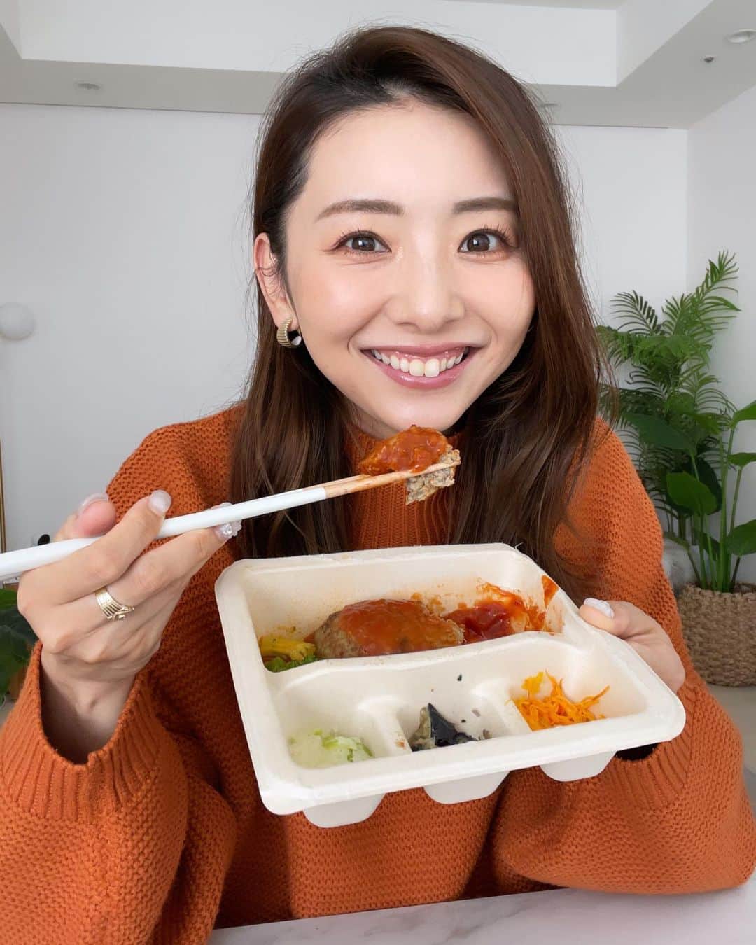 まりなのインスタグラム：「忙しい時は冷凍弁当に限る!!!!  もう3年前？くらいから定期購入してる ナッシュの冷凍弁当🥹🍱  栄養バランスがしっかり整ったご飯を すぐ食べれるからいつの間にか手放せなくなり 早3年😂  60種類以上のメニューから好きなものが選べるんだけど、 全部糖質30g以下＆塩分2.5g以下!!  洗い物大嫌い人間としては パケも環境にやさしい紙パッケージだから 食べたらすぐポイできるのもナイスポイント!!👍  私的リピメニューはこのチリハンバーグ弁当です🥹 ハンバーグなんて時間なくてなかなか作らないし お肉が肉肉しくて食べ応えあって大好き👏  仕事とか家事とか育児とかで人生6倍速で 時間がない人は本当にこういう健康的な冷凍お弁当おすすめ！  今だと累計7,000万食突破記念で300円オフクーポンが配布中なんだって!!  6食、8食、10食のコースがあって、今ならナッシュの公式HPからの購入だと、300円OFFクーポンがあるみたいなのぜひお得に試してみてねーん🥹✨👏 ※クーポンの配布は予告なく終了する場合があるそうです。  ナッシュ食べたことある人は、おすすめメニューもよかったら教えて!!  @nosh_fresh  #PR #ナッシュ #冷凍弁当 #ダイエット #宅トレ #トレーニング」