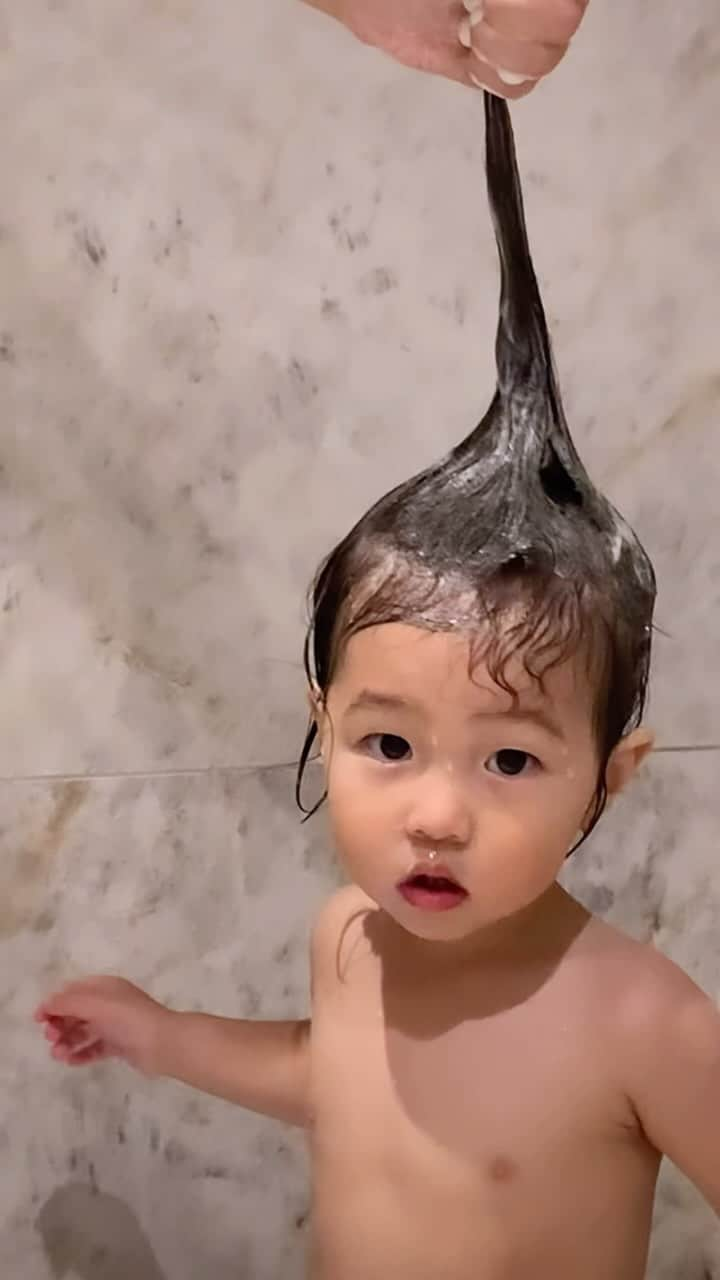 シン・ダウンのインスタグラム：「홀리👶🏻의  목욕시간 🛀🏻 (육퇴가 다가오는 시간🐝)  19개월! 이제 스스로 씻을려고 해요  아들아…  내 품을 떠날 준비를 시작 하는군아 👋😆  @lilikiwi_korea 제가 모델인거 모르시는 분들 없지요? 🙈 식물성 성분만 사용하는 비건 제품이에요  매우 미세한 부드러운 거품이 촉촉하게 세정되서  한번쓰면 헤어 나오기 힘듬을 경험 하실꺼에요  그리고 릴리키위는 동물을 사랑해서 동물실험을 안한다고요  (힛 모델이어서 뿌뜻 하다고요 😌🤍)   #신난다은육아👩🏻  #릴리키위#아기샴푸추천」