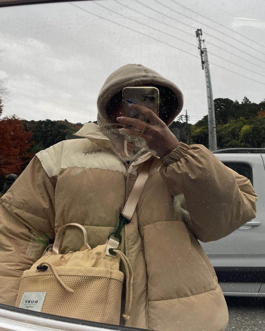 AMOさんのインスタグラム写真 - (AMOInstagram)「この土日は5家族でキャンプ。 子ども10人 にぎやかな夜 🌔 11月生まれの子と、うちの娘も来月だし ということで 一緒にお誕生日のお祝いをしてもらった ⑅*｡ おでん ほうとう 焼き牡蠣 グラタン 参鶏湯... あったかい料理をみんなで持ち寄り🍲 グルキャンだといろんな美味しいものをちょっとずつ楽しめるのがいいね🤤  デザイン段階からキャンプに絶対着ていきたいと思っていた、このRUBYのジャケット。 念願叶ってキャンプで活躍させれた˗ˋˏ♡ˎˊ˗ 内側がボアの裏地になっているので風を通しにくくあたたかいの。🌬️🍞🍁  2WAYダウンライクパフジャケット/ IVORY×BEIGE ナイロンドローストリングバッグ / BEIGE @ruby_and_you   #rubyandyou」11月27日 15時10分 - amo_whale