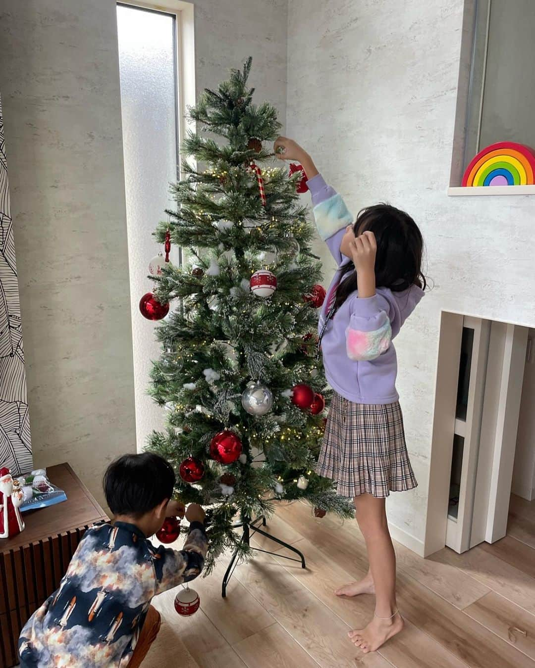 蛯原英里さんのインスタグラム写真 - (蛯原英里Instagram)「気づけば11月もあと数日 子供達と一緒にクリスマスツリーの 飾り付けをしました🎄  ２人共、背も伸びて あまり手伝う事も無くなってきました  写真7枚目は去年のもの  子供達の成長は、嬉しいようで 寂しいような気分ですが… そうこうしているうちに 今年のクリスマスツリーも完成〜⭐︎  今年はサンタさんから どんなクリスマスプレゼントが 届くのかな〜  #christmas  #christmastree  #飾りつけ  #2023」11月27日 15時14分 - eriebihara