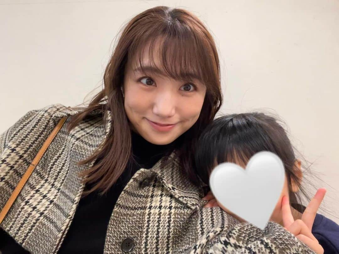 松村未央さんのインスタグラム写真 - (松村未央Instagram)「🤍🤍 娘とお出かけした日👧🏻 可愛い飾りがたくさんありました🎄🎅  5歳になってから、「だっこ〜」が また増えてきて大変です🫠 「5歳になったら抱っこはなしね」と 言い過ぎた反動かしら…😳 ママはそんなに力持ちじゃないんだよ〜笑  歩いてもらう良い方法ありますかね？🥹  #5歳女の子」11月27日 15時16分 - mio.matsumura_