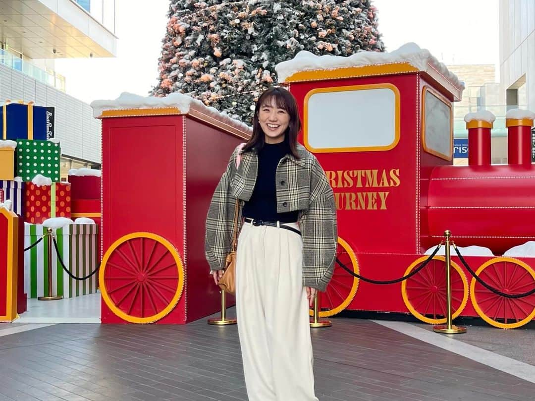 松村未央のインスタグラム：「🤍🤍 娘とお出かけした日👧🏻 可愛い飾りがたくさんありました🎄🎅  5歳になってから、「だっこ〜」が また増えてきて大変です🫠 「5歳になったら抱っこはなしね」と 言い過ぎた反動かしら…😳 ママはそんなに力持ちじゃないんだよ〜笑  歩いてもらう良い方法ありますかね？🥹  #5歳女の子」