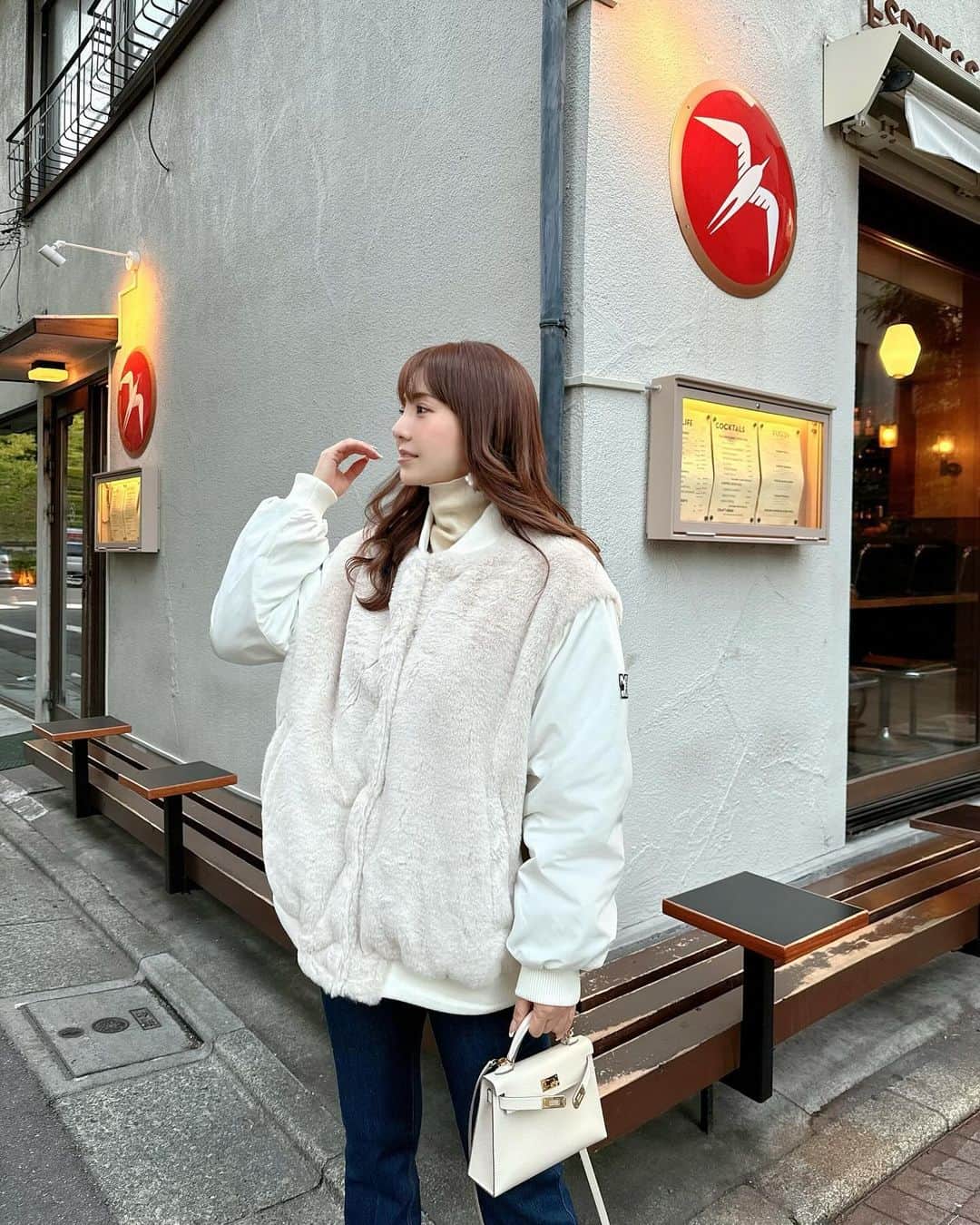 桃華絵里のインスタグラム：「ひさひざに髪色を明るくしました♡  数日後は もっと明るくなる予定👩🏻‍🦰  ミルクティーベージュです♪  前髪は 伸びかけ途中で 伸ばそうか 切ろうか迷い中✂︎  前髪 どうしましょう…🤔  伸ばす？ or  切る？  ストーリーズのnew hair colorに 沢山のリアクションありがとうございます😍！！嬉  #new #hair #ヘアカラー  #ミルクティーベージュ」