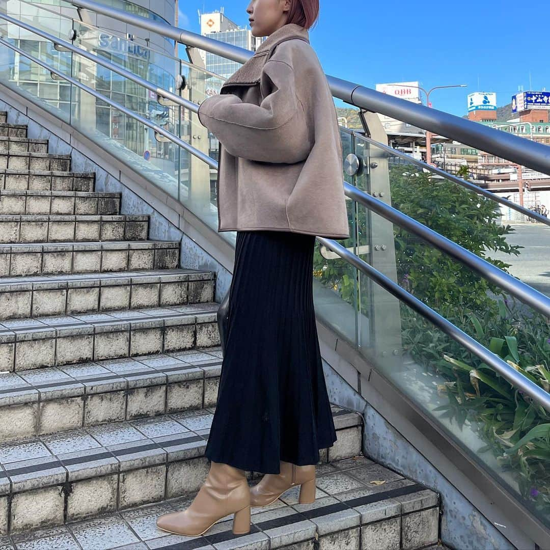 LAGUNAMOONのインスタグラム：「【PICKUP STYLING】 〈神戸マルイ〉NAKAMURA（@lagunamoon__nanami）  #リバーシブルフェイクムートンボアブルゾン Color:ホワイト／ネイビー／ベージュ Size:フリー Price:¥24,200（in tax）  フェイクボアとフェイクムートンの裏表2wayの着用が楽しめるブルゾン。 オーバーサイズでインナーのごわつきも気になりません！  @lagunamoon_shop プロフィールのURLよりご覧下さい。  #LAGUNAMOON #LAGUNAMOON_SHOP #ラグナムーン#骨格ウェーブ#骨格ウェーブコーデ#イエベ秋コーデ#159センチ」