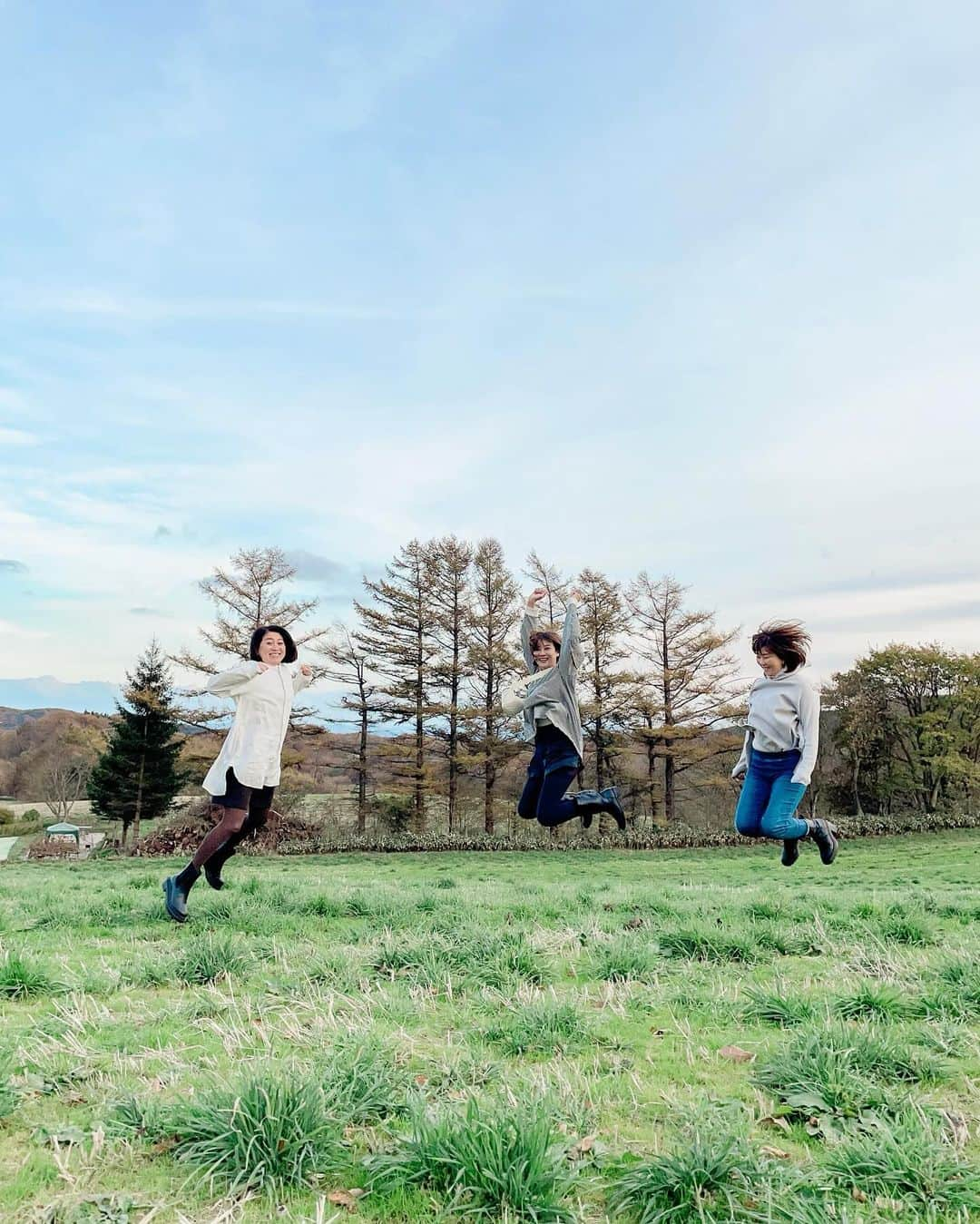 藤崎奈々子さんのインスタグラム写真 - (藤崎奈々子Instagram)「⁡ 旅恒例のご当地ジャンプ！ 今回もやりました ⁡ これ3人で同時に飛んでるの撮るの、すっごい難しいの 100枚くらい撮っても1枚あるかないかくらいの確率なので、私は旅に出るたびに沢山ジャンプをしています（笑） ・ 今回の山形で泊まったのは かみのやま温泉 日本の宿 古窯 ⁡ 【プロが選ぶ日本のホテル旅館100選】で、40年連続トップ10を受賞しているらしい ⁡ 半露天風呂付きのお部屋に朝夜ご飯付きで、コスパが素晴らしいお宿でした！ ⁡ 夜、朝と温泉を満喫して、楽焼き体験もできて楽しかったー ⁡・ #小旅行 #旅行好き #旅行好き女子 #大人旅 #カメラ旅 #女子旅 #国内旅行 #ナナタビ #ナナコタビ #大人の絶景旅 #東北旅行 #東北グルメ #温泉旅館 #旅館ご飯 #夜ご飯 #古窯 #山形観光」11月27日 15時28分 - nanakofujisaki