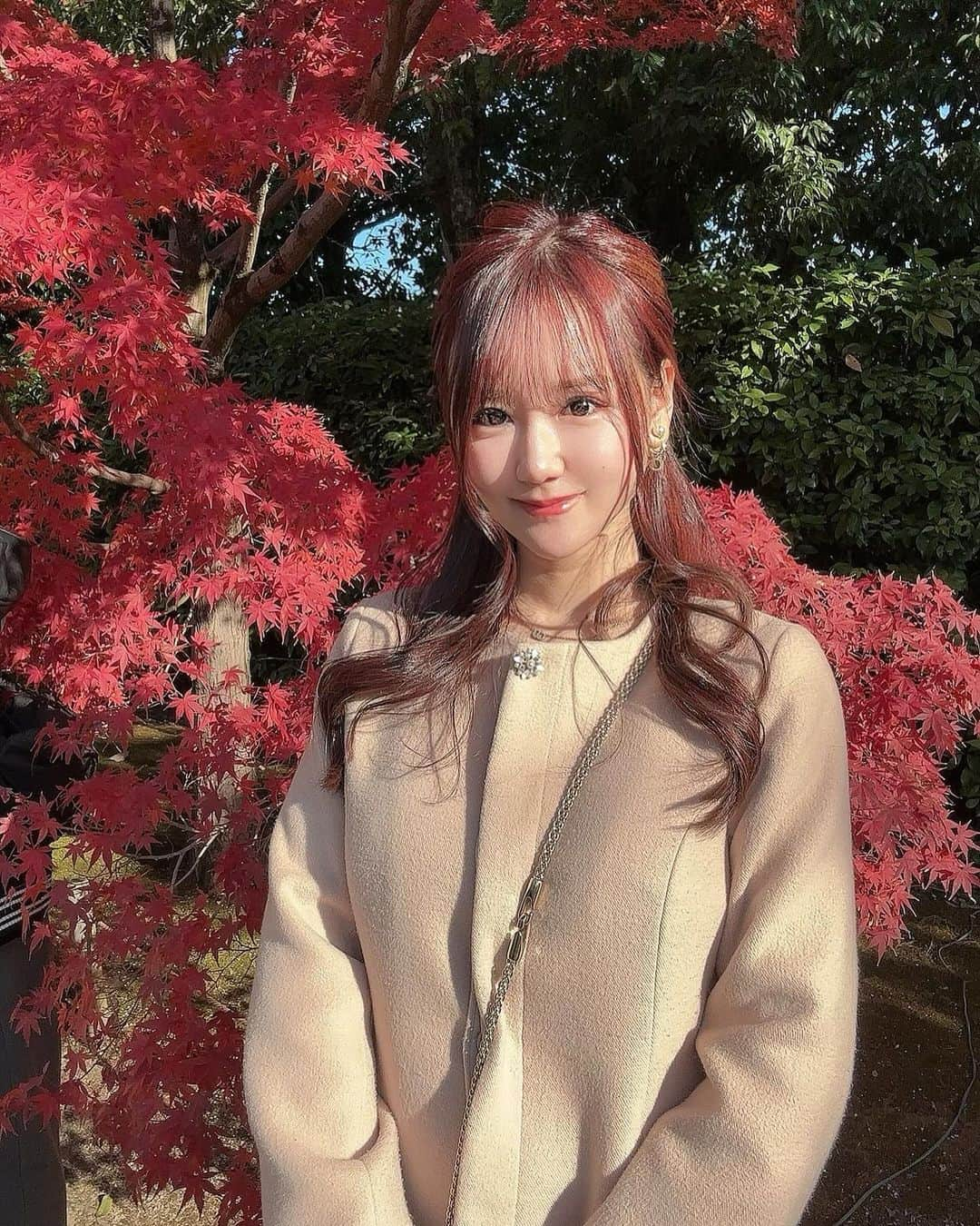 あだちまみさんのインスタグラム写真 - (あだちまみInstagram)「. 紅葉🍁 11/26にいって8割ぐらい染まってたかな🍁🩷 いい見頃だと思う〜✨☺️  #本日のコーデ#outfit #ポートレート#撮影 #撮影モデル#関西被写体#インフルエンサー #ビジネス#副業#事業#女性企業#美容 #ビジョビ#ビジョスタ#女性経営者 #紅葉#関西紅葉#好古園」11月27日 15時34分 - mamio0524