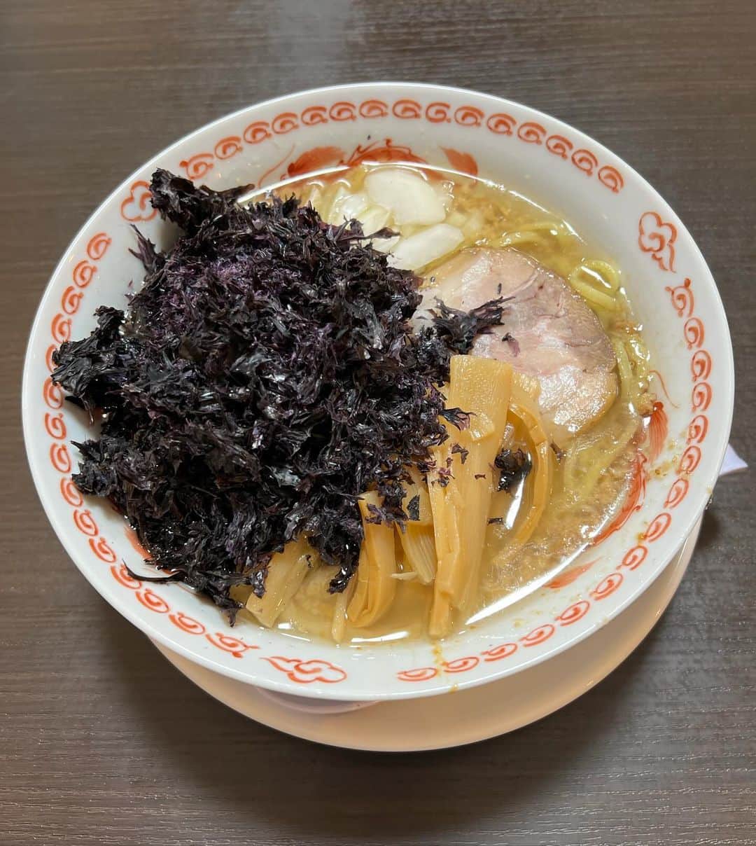 山本大樹のインスタグラム：「糸魚川　気まぐれ 背脂生姜醤油　背脂ごてごて+岩のり 二日酔い、抜糸後で全然口が開かなくても食べれるラーメンありがたや🙏  そして、何よりおいしかったです！！！  #昔先輩とヒスイ取りに行ったことあるけど全く取れなかった糸魚川 #そんな甘くない」