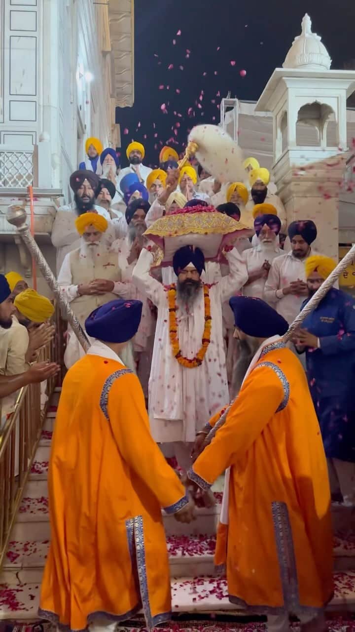 Karan Duaのインスタグラム：「Gurpurab Di Lakh Lakh Vadhaiyan 🙏🏻 #gurunanakdevji  #dilsefoodie #food #gurpurab2023」