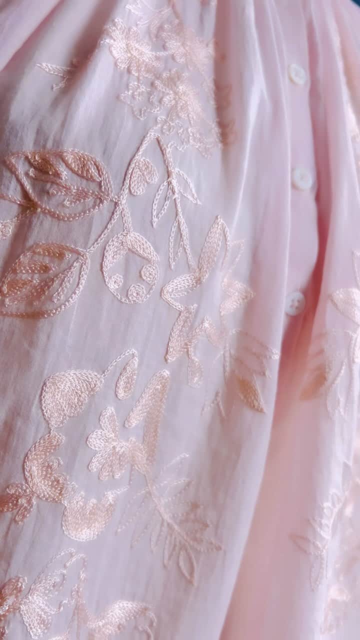 ミーガンパークのインスタグラム：「Delicate skills crafting delicate embroidery 🪡  #meganpark #handcraftedfashion #embroiderersofinstagram #artisanfashion #embroiderydesigns」