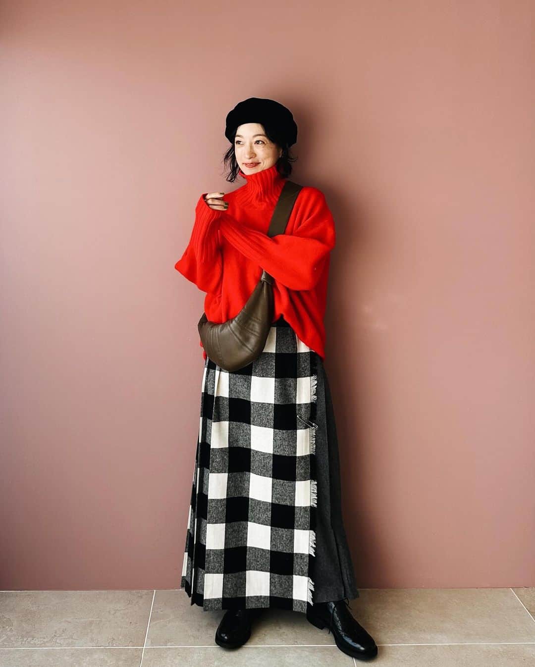 高山都さんのインスタグラム写真 - (高山都Instagram)「髪型変えたら、着ることがまた楽しくなった。 #都ふく  今日のテーマはパリみたいに。  knit @sayakadavis (トマトレッドは去年のものですが、この形は定番だから他の色であるはず) skirt @oneilofdublin @ishigamimitsue @leemarche  bag @lemaire_official  cap @kijimatakayuki_official  shoes @miumiu × @churchs   スカートは、スタイリストの石上さんコラボのもの。 大柄チェックとグレーの配色が可愛くてポチっと購入していたので、今日撮影現場で会えるから、意気揚々と着ていきました。 (わたしの長さは93センチのほう。これ83センチもあります。) モノトーンあわせでもいいし、ロックTとかで不良っぽく着るのも可愛いだろうなー。 がみちゃんの作る服もスタイリングも本当に好きなんですわ、人柄も。  大荷物抱えての現場だったので、動きやすいようにアウターはなしでした。」11月27日 15時51分 - miyare38