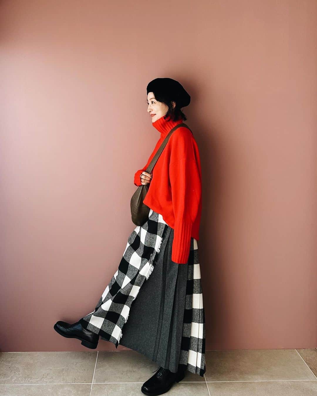 高山都さんのインスタグラム写真 - (高山都Instagram)「髪型変えたら、着ることがまた楽しくなった。 #都ふく  今日のテーマはパリみたいに。  knit @sayakadavis (トマトレッドは去年のものですが、この形は定番だから他の色であるはず) skirt @oneilofdublin @ishigamimitsue @leemarche  bag @lemaire_official  cap @kijimatakayuki_official  shoes @miumiu × @churchs   スカートは、スタイリストの石上さんコラボのもの。 大柄チェックとグレーの配色が可愛くてポチっと購入していたので、今日撮影現場で会えるから、意気揚々と着ていきました。 (わたしの長さは93センチのほう。これ83センチもあります。) モノトーンあわせでもいいし、ロックTとかで不良っぽく着るのも可愛いだろうなー。 がみちゃんの作る服もスタイリングも本当に好きなんですわ、人柄も。  大荷物抱えての現場だったので、動きやすいようにアウターはなしでした。」11月27日 15時51分 - miyare38