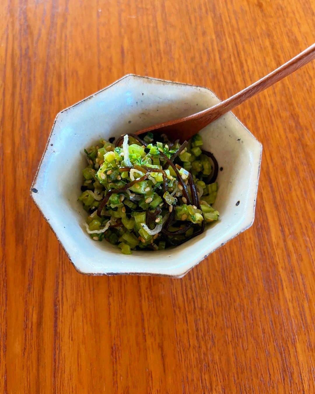SHIORIさんのインスタグラム写真 - (SHIORIInstagram)「・・・  ＼＼39期生募集中👩‍🍳／／ ただいま、2023年最後の募集しています。クリスマスや年末の集まりにお正月🎍✨にぴったりなレシピが動画で学べるので、この機会にぜひお試しください👩‍🍳✨  今月のレッスンは晩秋〜冬に食べたい和献立をご紹介しました。こっくり味でごはんが進むすき煮に、熱々あんで体が温まる上品なかぶら蒸し。家庭料理なので無駄なく、おいしく使い切るをモットーにかぶら蒸しを作る際に出る卵黄は和風マヨネーズこと黄身酢を作って小鉢にかけ、かぶの葉はふりかけに。味は料亭風、レシピは家庭より。そんなイメージで仕上げました👩‍🍳✨  かぶら蒸し、家で自分で作れたら自信になりますよね✊✨しかも作ってみると思った以上に簡単！具材はお好みでアレンジも楽しめます。 デイリー使いはもちろん、冬のおもてなしとしても大活躍✨ぜひ試してほしい一品です❤️  ーーーーーーーーーー  つい先日　@minimalife_kaoru  さんの人気voisy『香村薫の片付けがはかどるラジオ』に呼んで頂き対談させて頂く機会がありました。  薫さん、なんと対談前にアトリエにお試し入会してくださり‥  かゆいところに手が届いて感激🥺と、とても嬉しいフィードバックを頂きました。  薫さんが特に感激してくださったのがかぶら蒸し。今回のかぶら蒸し3つの調理法をご紹介しています。  ①蒸籠や蒸し器で ②蓋付きの鍋＋ペーパータオルで ③電子レンジで  初レッスンに気合を入れて、かぶら蒸しを作ろうと材料を用意していたという薫さん。  レッスンを聞きながら あ、うち蒸籠ないや🤦‍♀️ あ、鍋で作れるかな？ あ、うちコンロもないや🤦‍♀️ （薫さん、ミニマリストの為） あ、レンジじゃだめかな🤦‍♀️  と思ってレッスンを見ていたら‥ 自分に当てはまる調理法を見事に紹介してくれた🥹✨とそれはそれは喜びのご感想を寄せてくださいました。  薫さんの興奮が伝わる対談voisy、今から24時間限定でストーリーから飛べるようにしておくのでぜひお聴きください🎙✨  せいろや蒸し器がある人は立ち上る湯気♨︎も含めてやっぱりおすすめ。でも、お持ちでない人も多いですよね。料理が好きで調理器具から揃えて試したい方、家にあるもので作りたい方、なるべく手軽においしいものを食べたい方。その時々の気分もあると思います。  アトリエは世界約30カ国🌎🤝✨から生徒さんが参加してくださっており、料理のレベルも初心者からお料理上級者の方まで様々です。 キッチン環境も違えば手に入る食材もまちまち。シチュエーションはみんな違えど、どんな人にも作って欲しい、楽しんでほしい。そんな願いを込めてなるべく広く使える、生きた情報を提案するように心がけています🫶✨  ➖➖➖➖➖➖➖➖  ＼＼只今39期生募集中👩‍🍳／／  @ateliershiori.online  は、好きな時に好きな場所から自分のペースで受講できるオンライン料理教室です。  入会金や手数料はありません。 1ヶ月からのお試しも可能なので、気になったらぜひ一歩踏み出してみてください🌈  過去レッスンは全てご視聴頂けます。  ________________  ⚠️お申込みは30日17時まで⚠️ プロフィールページのURLからお申し込みいただけます。その際、ご自身のユーザーネーム（ID）漏れが非常に多くなっておりますので焦らず、必要事項を全てご記入お願いいたします🙇‍♀️  #SHIORIレシピ #料理教室 #オンラインレッスン #食卓から暮らしを豊かに」11月27日 15時51分 - shiorikaregohan