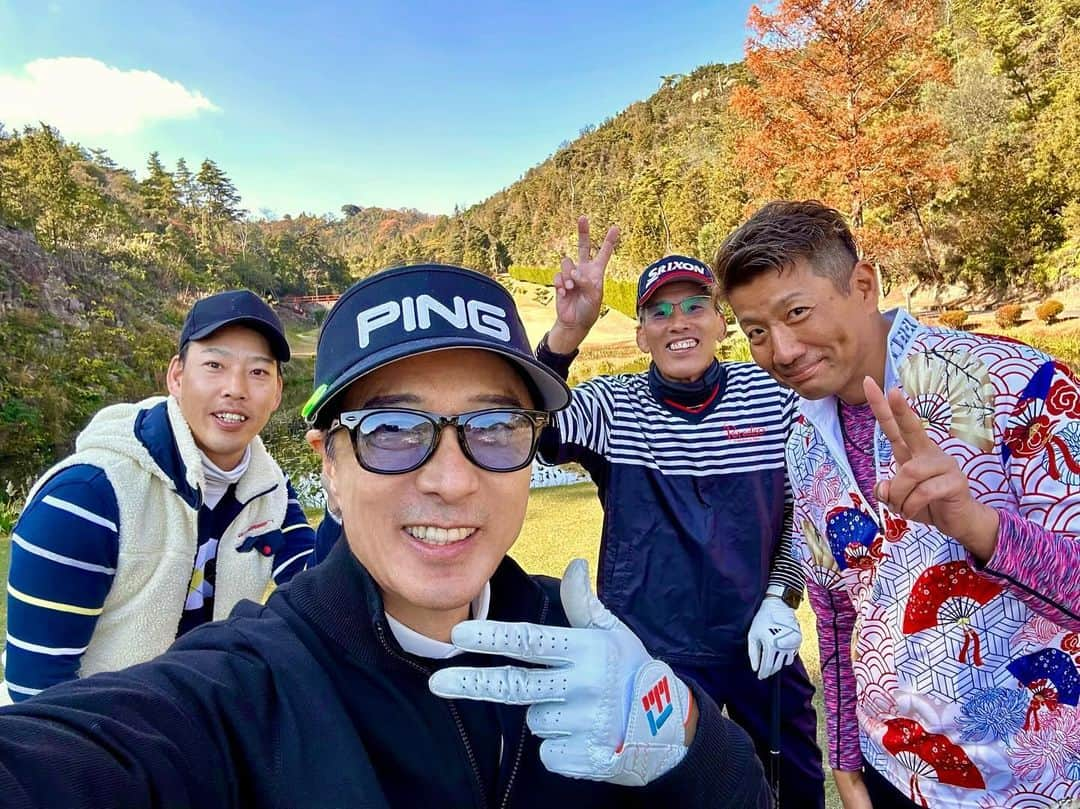 黒田アーサーさんのインスタグラム写真 - (黒田アーサーInstagram)「昨日は岡山県でゴルフ⛳️コンペに参加しました！ボウリングの砂子プロと若田プロも一緒です😊しかし玉野ゴルフクラブはムズかった💦😅コンペの後は皆んなで美味しいご飯を食べながらゴルフ&ボウリング談議で盛り上がりました！川崎工健の川崎社長ご招待ありがとうございました🙇‍♀️ #岡山駅 #玉野ゴルフ倶楽部  #高麗グリーンに大苦戦  #狭くて難しいコース  #でもお天気最高😎👌  #楽しいゴルフコンペ  #川崎工健 #川崎社長ありがとうございます  #ピンアパレルジャパン  #ピンゴルフジャパン」11月27日 6時52分 - kuroda_arthur