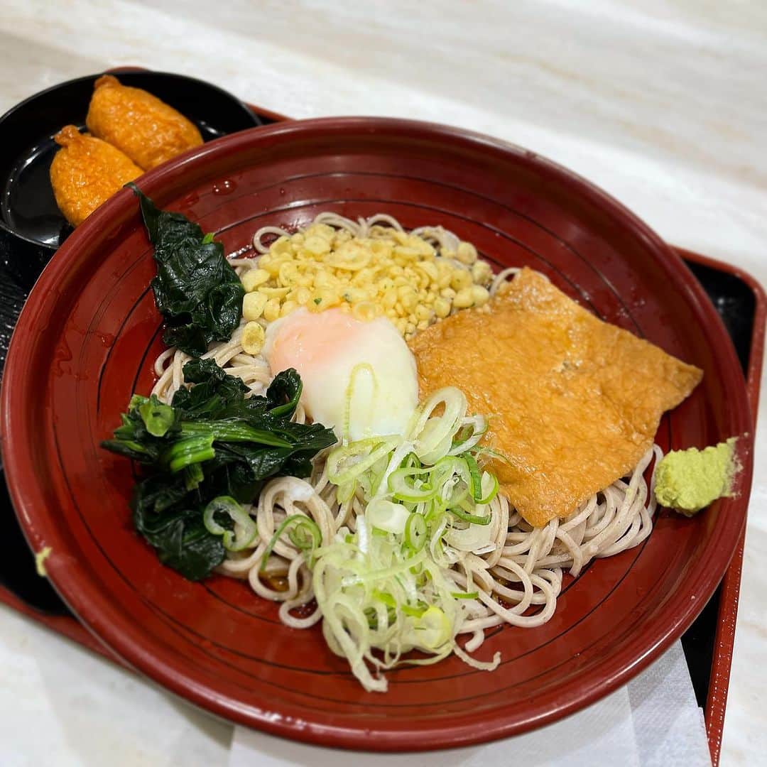 木村ひさしのインスタグラム：「最高のおっさんの朝ごはん。 箱根そば本陣　冷やし朝そばいなりセット #最高のおっさんの蕎麦  #2024チャレンジ第一弾」