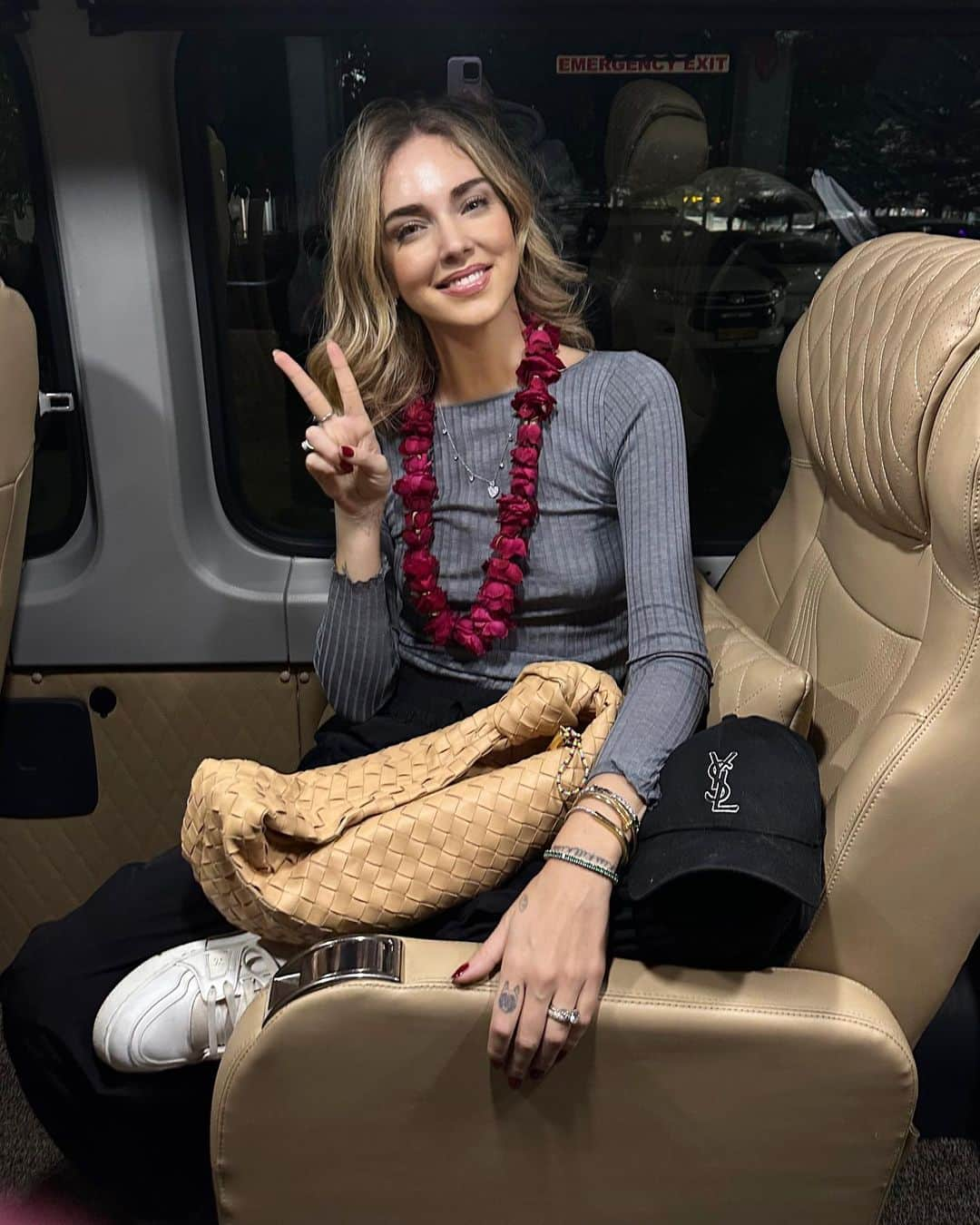 キアラ・フェラーニのインスタグラム：「Just landed in India for my first time 🥹」