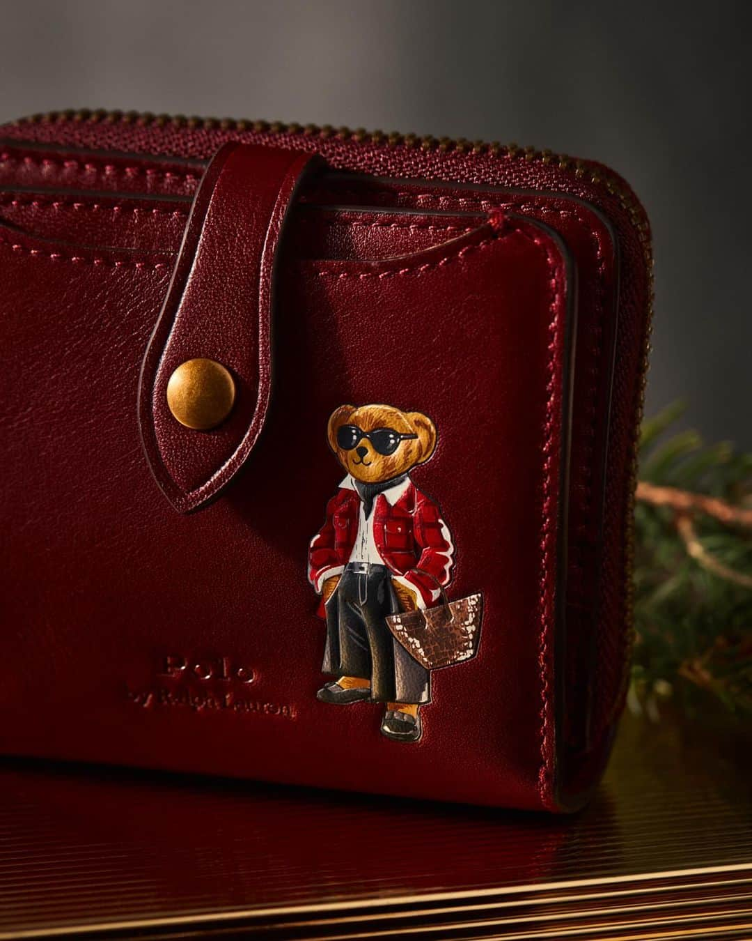 Polo Ralph Laurenさんのインスタグラム写真 - (Polo Ralph LaurenInstagram)「In true holiday fashion, our beloved #PoloBear arrives on the latest #PoloRLStyle accessories including watches, wallets, socks, and more.   Shop #RLGifts via the link in bio.   #PoloRalphLauren #RLHoliday」11月27日 7時00分 - poloralphlauren