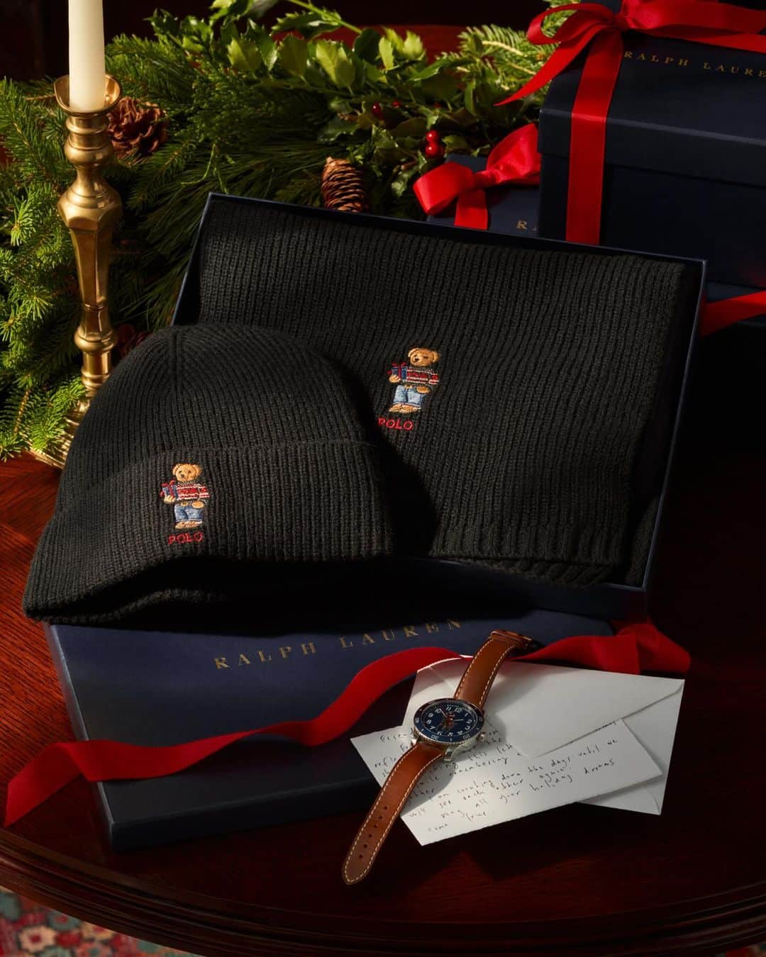 Polo Ralph Laurenさんのインスタグラム写真 - (Polo Ralph LaurenInstagram)「In true holiday fashion, our beloved #PoloBear arrives on the latest #PoloRLStyle accessories including watches, wallets, socks, and more.   Shop #RLGifts via the link in bio.   #PoloRalphLauren #RLHoliday」11月27日 7時00分 - poloralphlauren