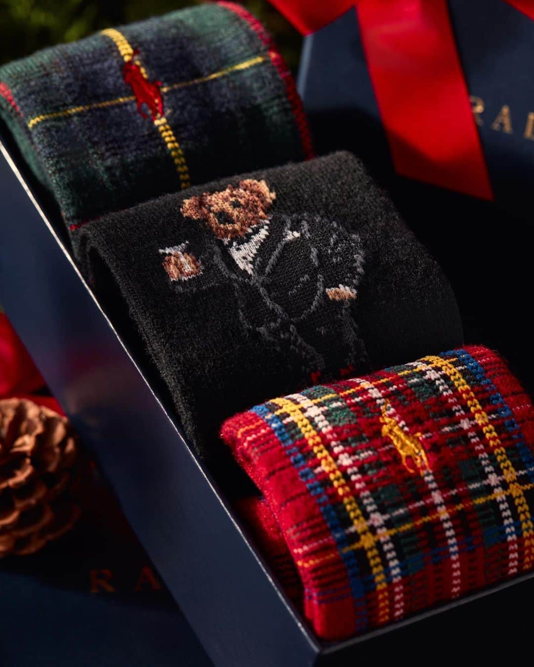 Polo Ralph Laurenさんのインスタグラム写真 - (Polo Ralph LaurenInstagram)「In true holiday fashion, our beloved #PoloBear arrives on the latest #PoloRLStyle accessories including watches, wallets, socks, and more.   Shop #RLGifts via the link in bio.   #PoloRalphLauren #RLHoliday」11月27日 7時00分 - poloralphlauren