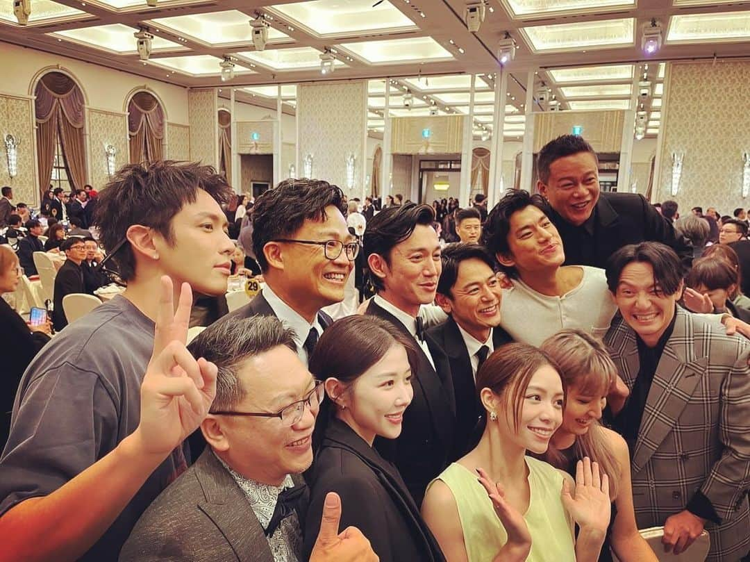 妻夫木聡さんのインスタグラム写真 - (妻夫木聡Instagram)「#goldenhorse   台湾の映画界って、みんな家族みたいでとっても温かい  席に座ってたら、みんな会いに来てくれて本当に嬉しかった  ありがとう、台湾！  また会いましょう！  Everyone in the Taiwanese Film Industry is like family to me, which kept me so warm!  As I was just sitting in my seat, many people came up to greet me.  Thank you Taiwan!!  See you again soon!!  #張震 #満島ひかり #許光漢  #李安 #李屏賓 #劉冠廷 #林柏宏 #朱軒洋 #吳慷仁 #柯震東 #李康生 #宗芸樺 #邵雨薇」11月27日 7時00分 - satoshi_tsumabuki_official