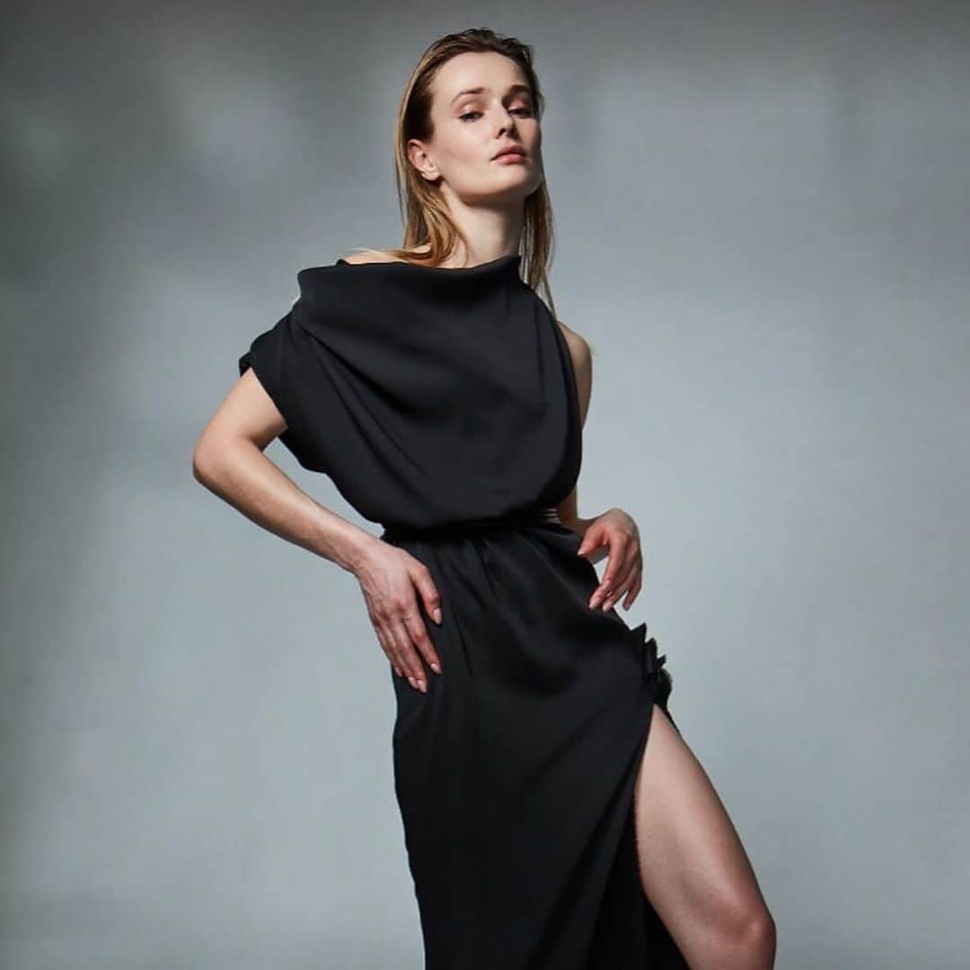 カット25のインスタグラム：「As a designer, I thrive on individuality, confidence, and the chic simplicity of effortless movement. Black, my eternal favorite, encapsulates my aesthetic. Picture this: a dress draped from a single piece of fabric, cascading elegantly around your body. It's all about capturing the intricate details in every movement. This is the essence of my vision. - Yigal Azrouel」